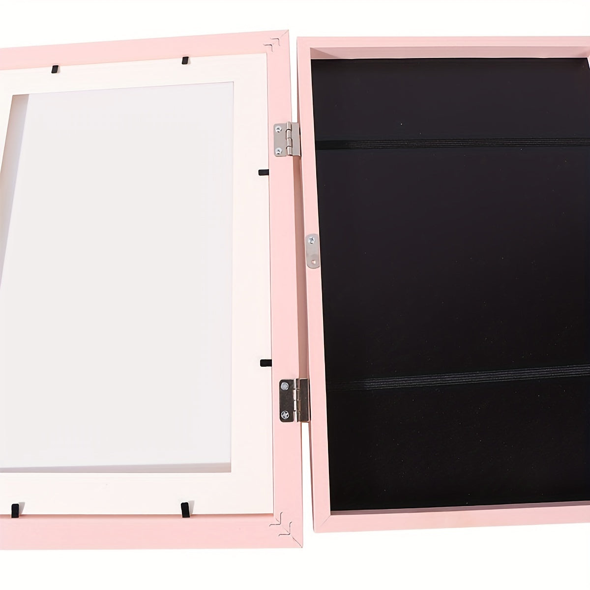 Детский набор для творчества включает в себя коробку для DIY-расписей, магнитную фоторамку и настенную фоторамку формата A4.