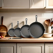 Набор из 4 предварительно обработанных чугунных сковород с антипригарным покрытием и ручками, подходящих для различных методов приготовления. Можно мыть в посудомоечной машине и использовать как в помещении, так и на улице, идеально подходит для