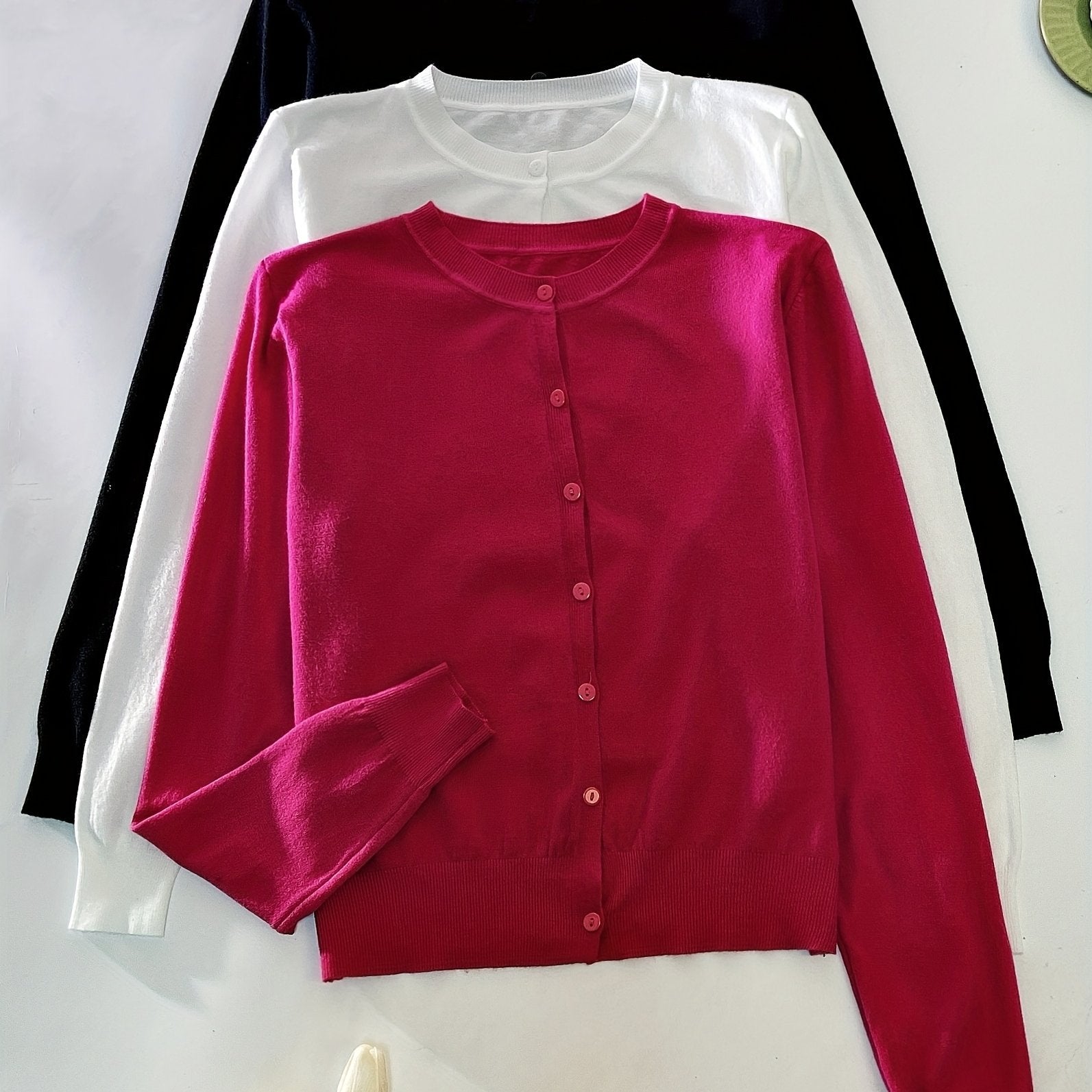 Ochiq ko'krakli sviter to'plami, maqsadli uslubda, 3 ta qismdan iborat.