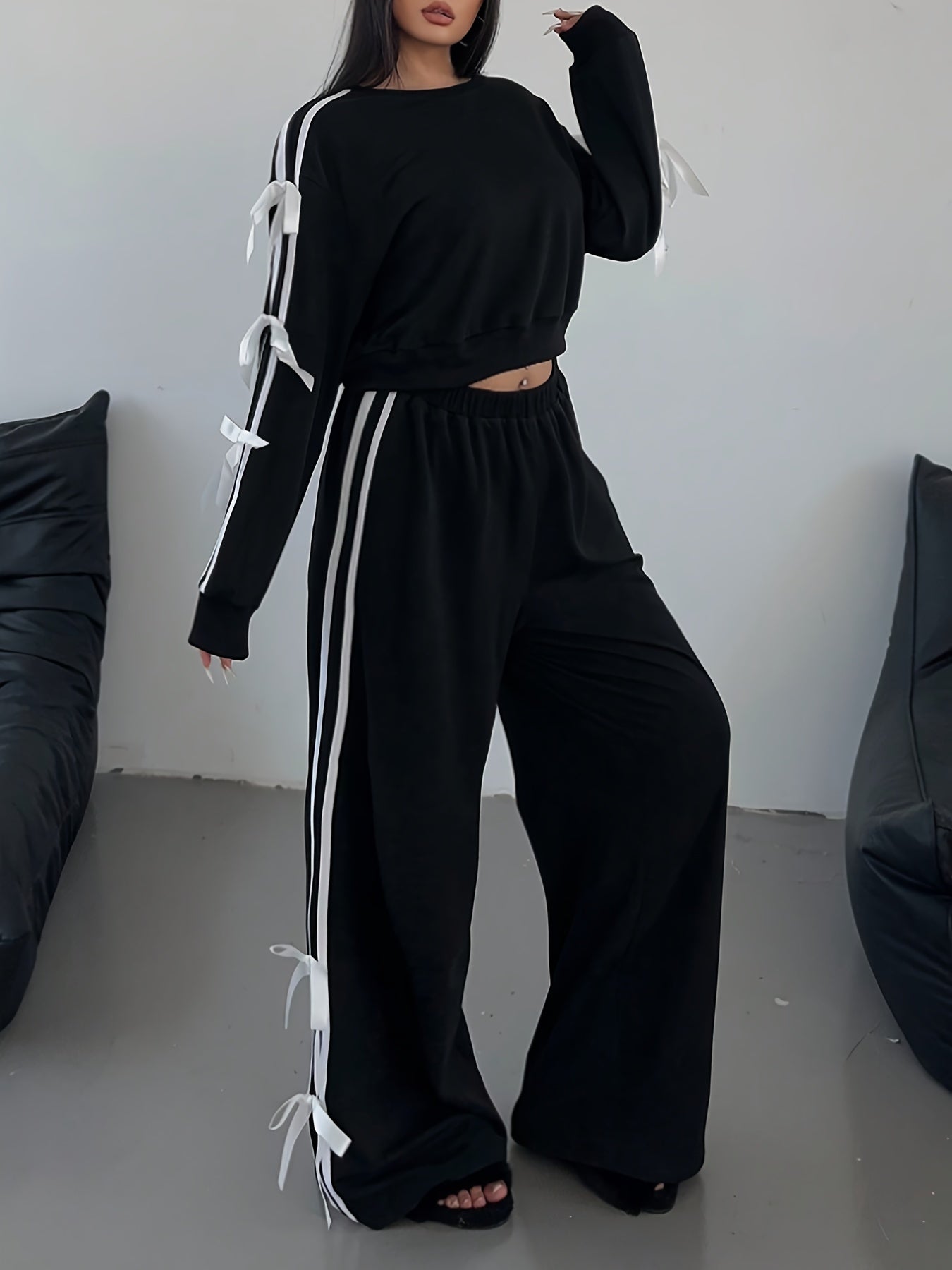 Yangi ikki qismli to'plam, katta o'lchamdagi ayollar uchun, qisqa bluzka, uzun yenglar, chiziqli keng oyoq shimlar, kamon va tortish belgilari bilan.