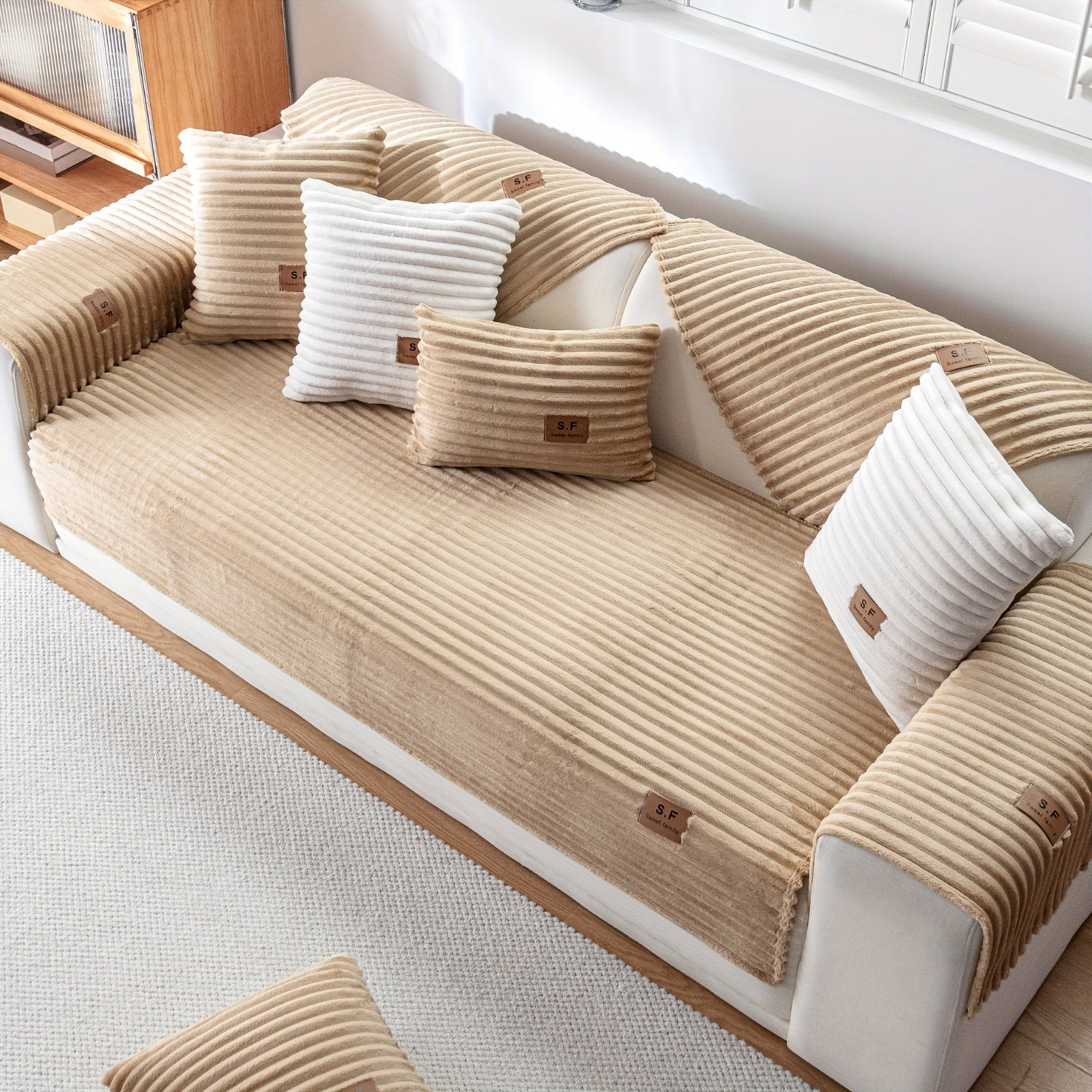 SF Brand Klassik Chiziqli Velur Divan Qoplamasi: Yumshoq, Sirpanmaydigan, Mustahkam Mebel Himoyachisi turli o'lchamdagi divanlar uchun. Mashinada yuvish mumkin va uy hayvonlariga qulay.