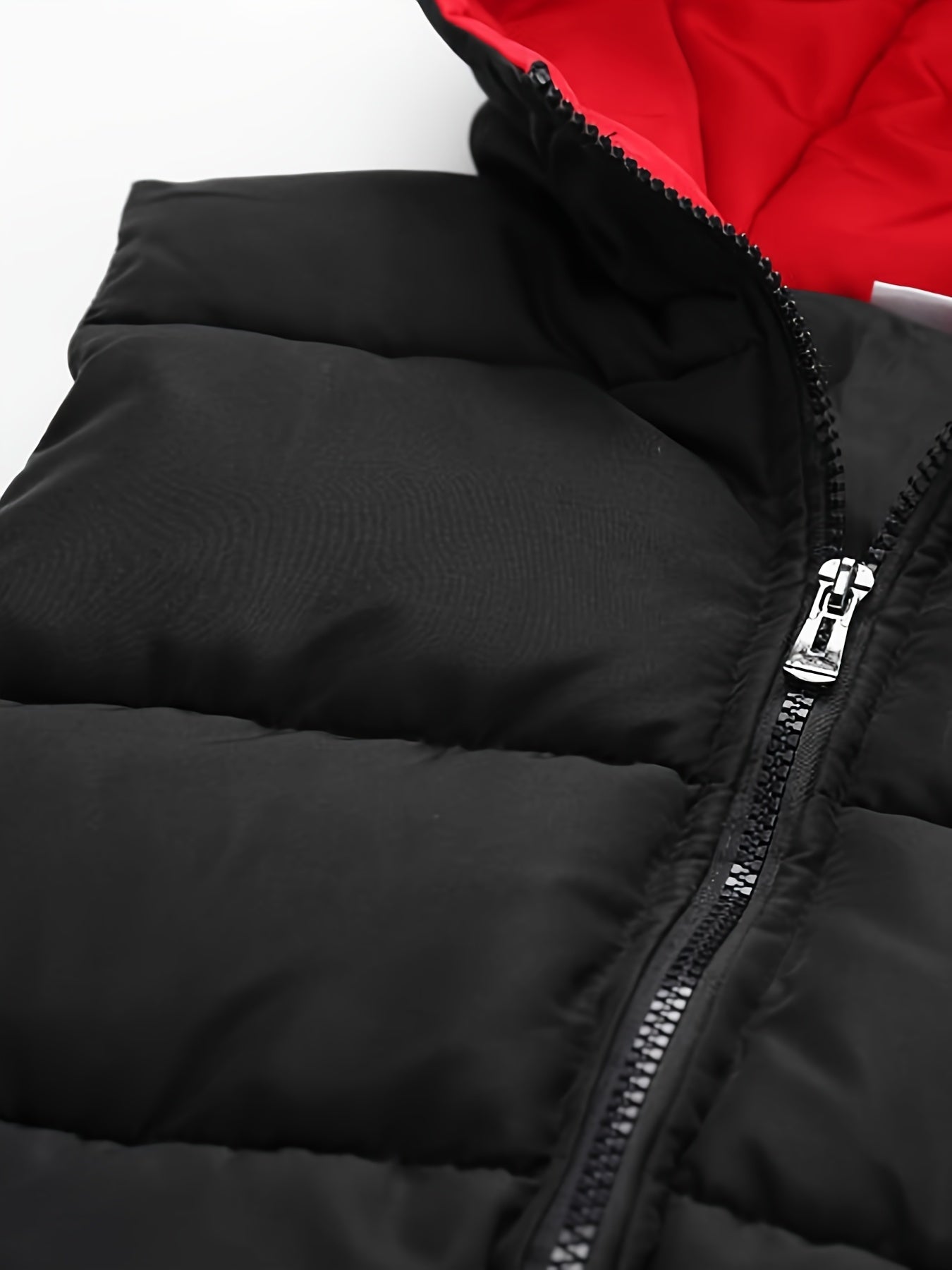 Стильный жилет с капюшоном для мальчиков на осень/зиму, выполненный из плотного полиэстера, с застежкой на молнии и дизайном в цветных блоках.