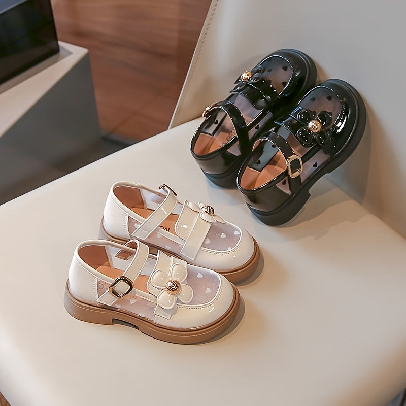 Havo o'tkazuvchi, engil qizlar poyabzallari, sirpanmaydigan dizaynga ega. Ichki va tashqi foydalanish uchun mukammal. Bahor, yoz va kuzda kundalik faoliyatlar va partiyalar uchun ideal.