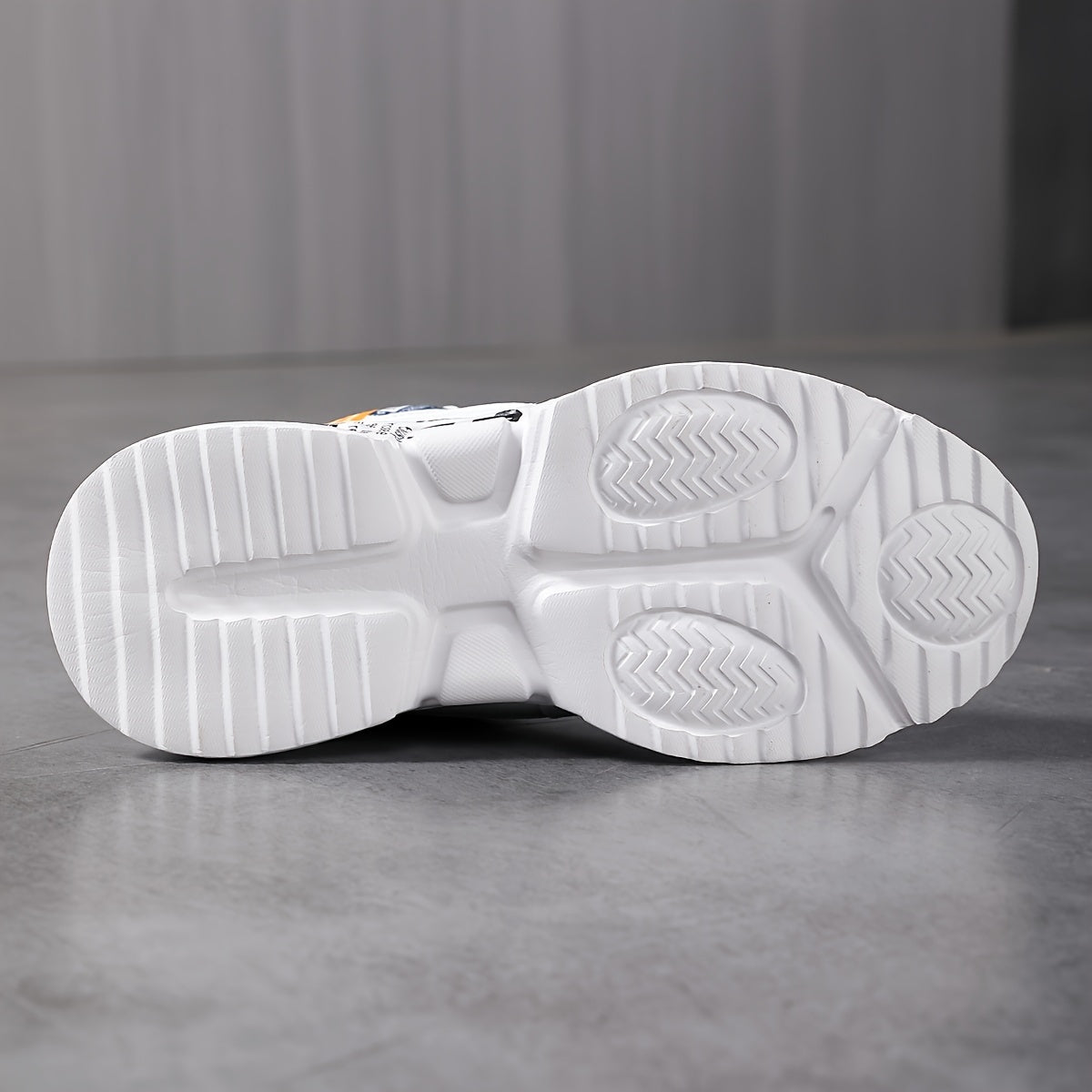 Zapatillas gruesas transpirables para hombres y mujeres con tela similar a mezclilla y impresión de letras llamativas para ropa urbana de temporada en todas las estaciones