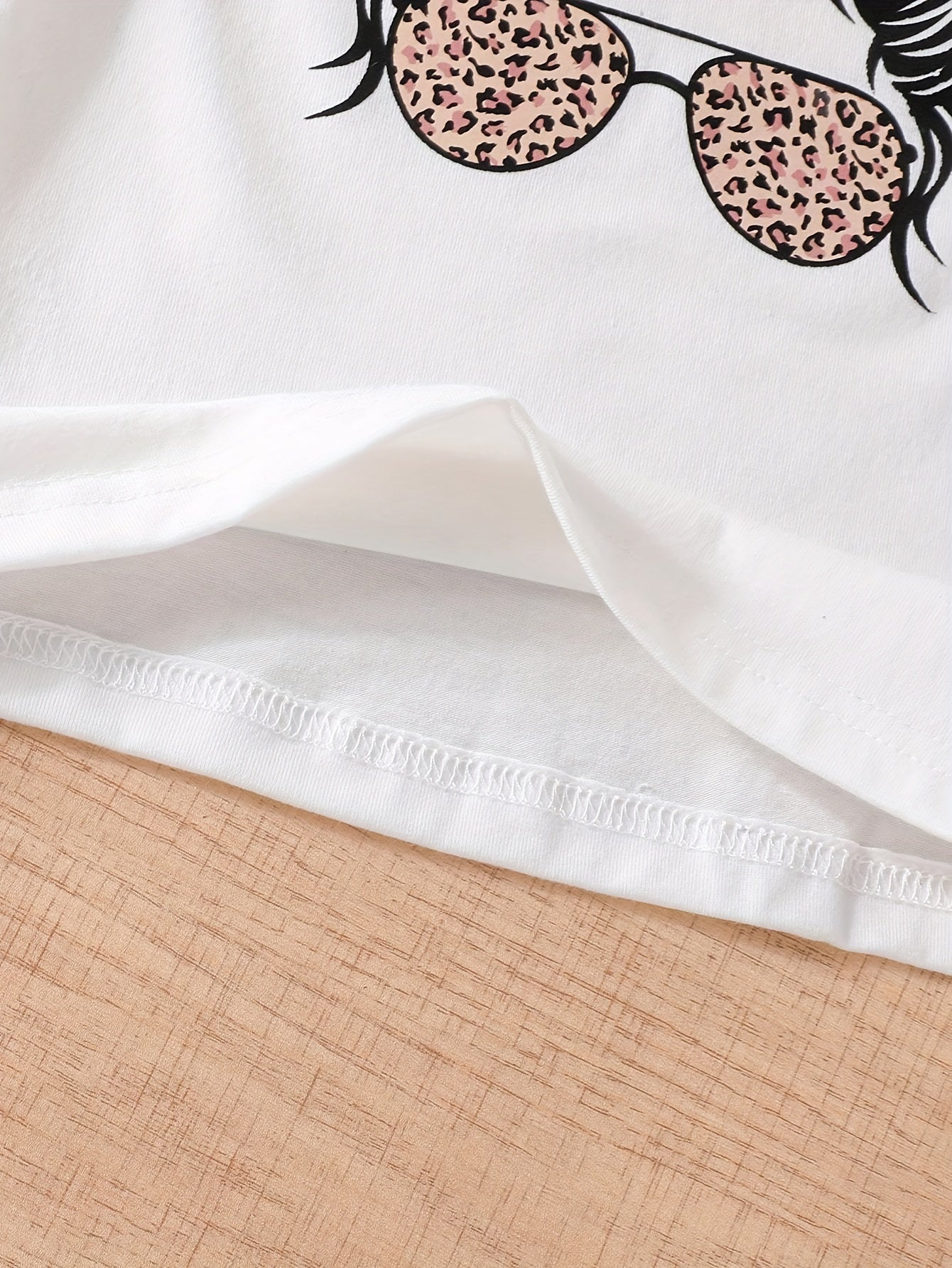 Quyosh ko'zligi qiz patchwork to'r yubka, leopard naqshli tafsilotlar bilan