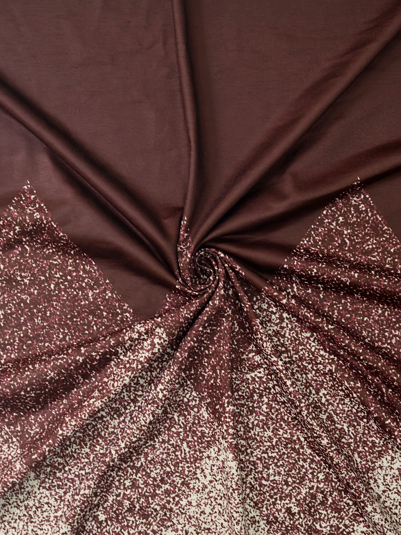 Zarif plitka naqshidagi plus size ikki qismli to'plam, uzun yengli ko'ylak va yon yirtilishi bo'lgan shimlar. Ayollar uchun tasodifiy kiyim.