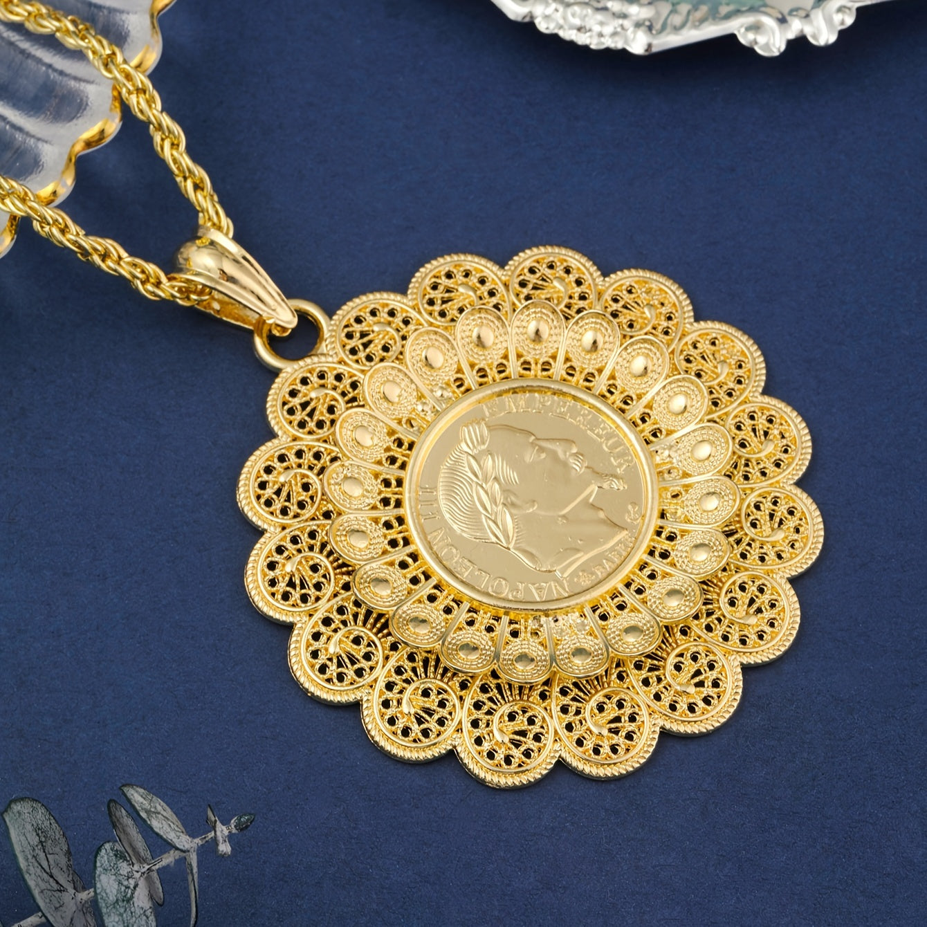 Adjustable Gold Zinc Alloy Necklace with Round Flower Pendant for Women