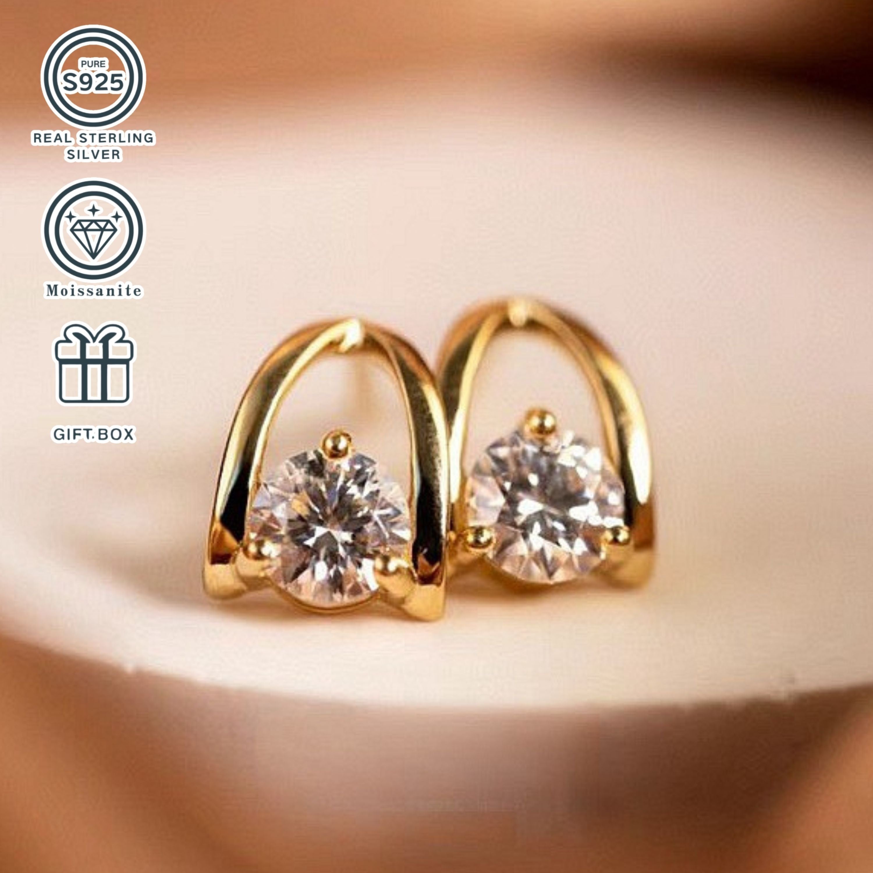 Ushbu 1ct*2 karat Moissanite marjonlari S925 sterling kumushga o'rnatilgan va 18K oltin bilan qoplangan. Marjonlarning umumiy og'irligi taxminan 2.5g, bu esa yuqori sifatli zargarlikni qadrlaydigan ayollar uchun mukammal yubiley sovg'asidir.