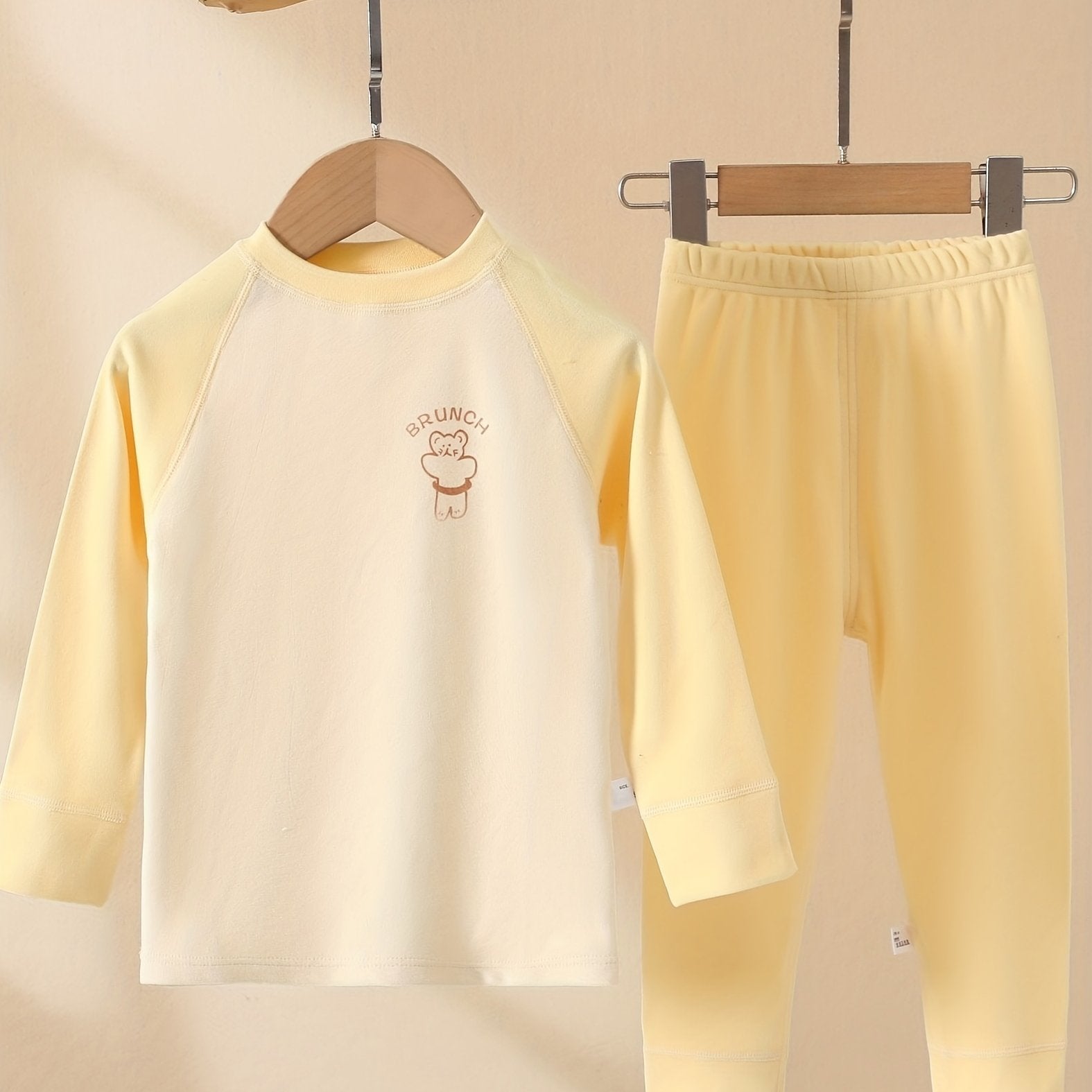 Qizlar va o'g'il bolalar uchun mo'ljallangan, uzun yengli ko'ylak va shimlardan iborat, iliq polyester aralashmasidan tayyorlangan, kuz/qish mavsumi uchun ideal bo'lgan qulay bolalar multfilmlaridagi hayvonlar printli kiyim to'plami.