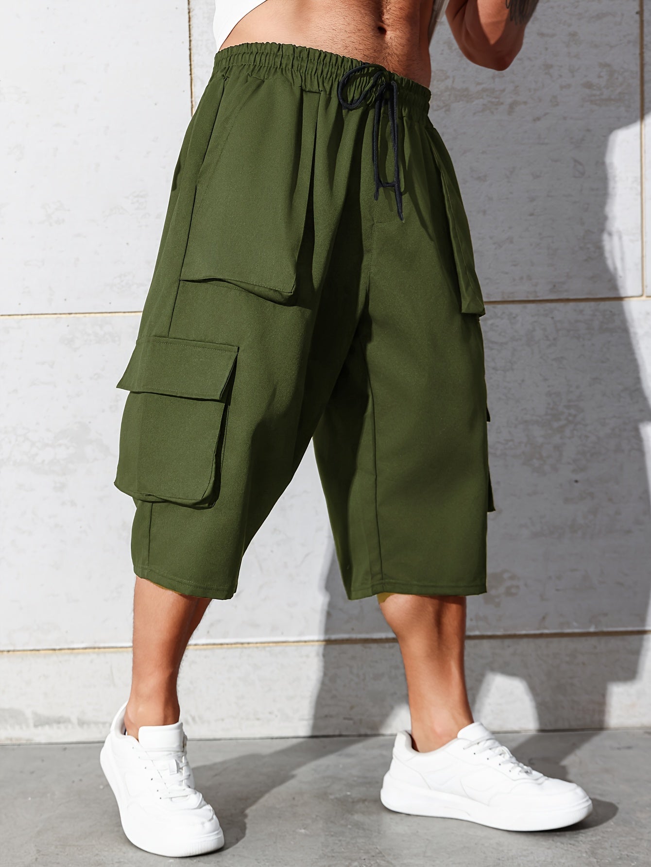 Pantalones cargo de talla grande para hombre de corte relajado hasta la rodilla con múltiples bolsillos y cintura con cordón