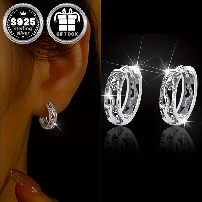 "Ajdaho Zodiak Teksturalangan Halqa Sirg'alar, Gippoallergen S925 Sterling Kumushdan tayyorlangan, Bo'sh dizayni bilan san'atkorona etnik Xitoy totemini o'z ichiga oladi. Uniseks uslubi, 2.9g/0.1oz og'irlikdagi yengil quloq zargarligi."