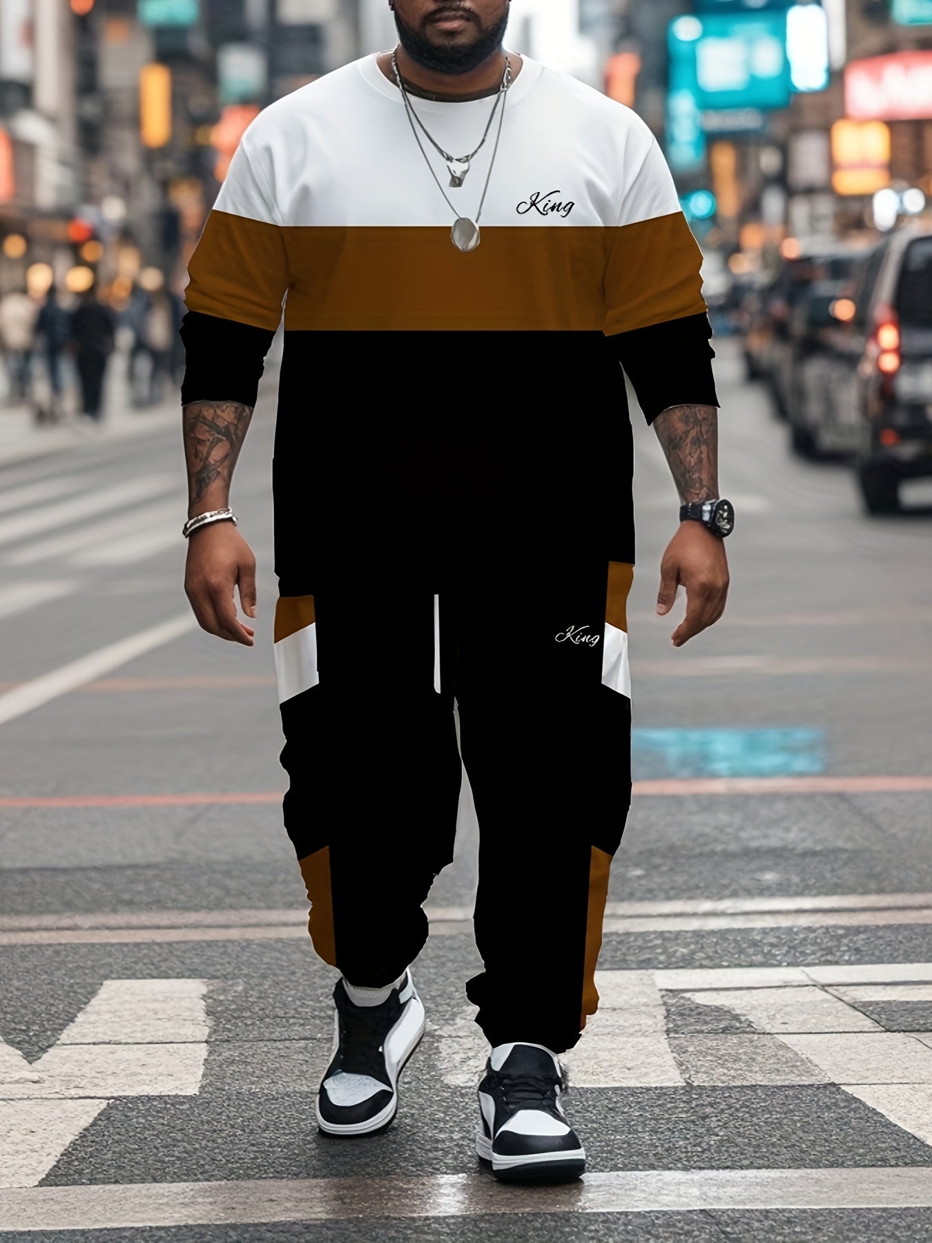 Erkaklar uchun tasodifiy sport to'plami, rang blokli bosma trikotaj mato aralashmasidan tayyorlangan, uzun qo'lqonli crew neck sviter va tortish qopqog'i bilan joggerlarni o'z ichiga oladi. Bahor/kovak uchun mo'ljallangan.