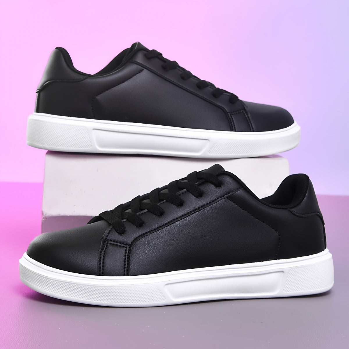 Ayollar uchun qora shoelace krossovkalar, ochiq havoda faoliyatlar uchun ko'p funksiyali va qulay.