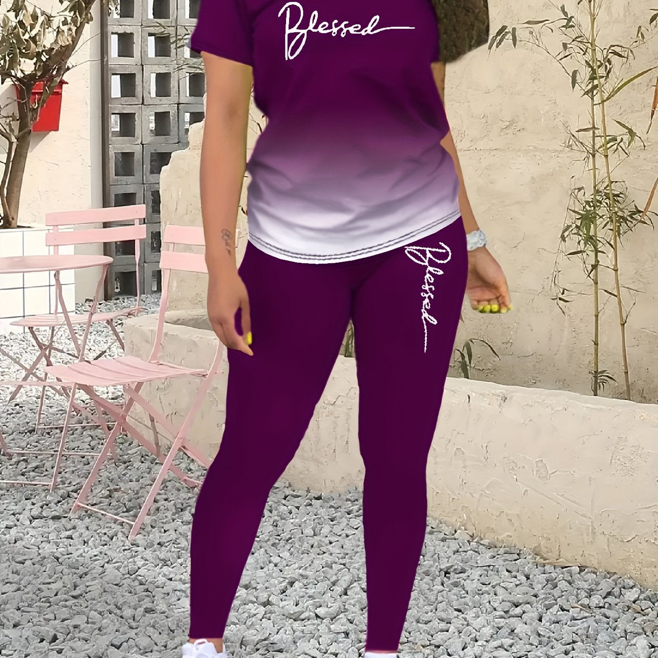 Katta o'lchamdagi Blessed print ikki qismli to'plam: Ayollar uchun crew neck qisqa yengli ko'ylak va shimlar.