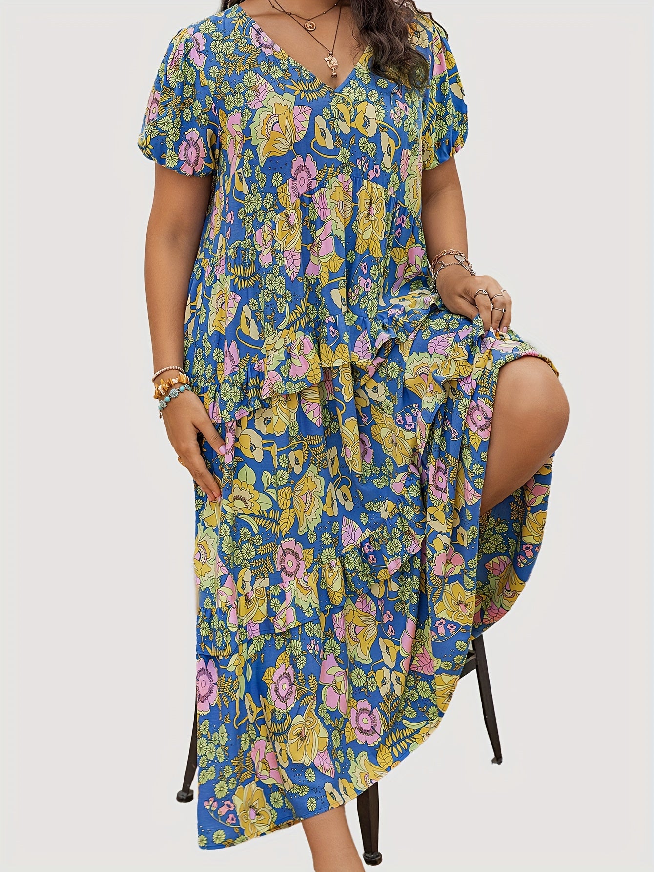 Летнее платье в стиле бохо шик для женщин с плиссированными рюшами, длинным кроем, цветочным принтом, V-образным вырезом и многоцветием