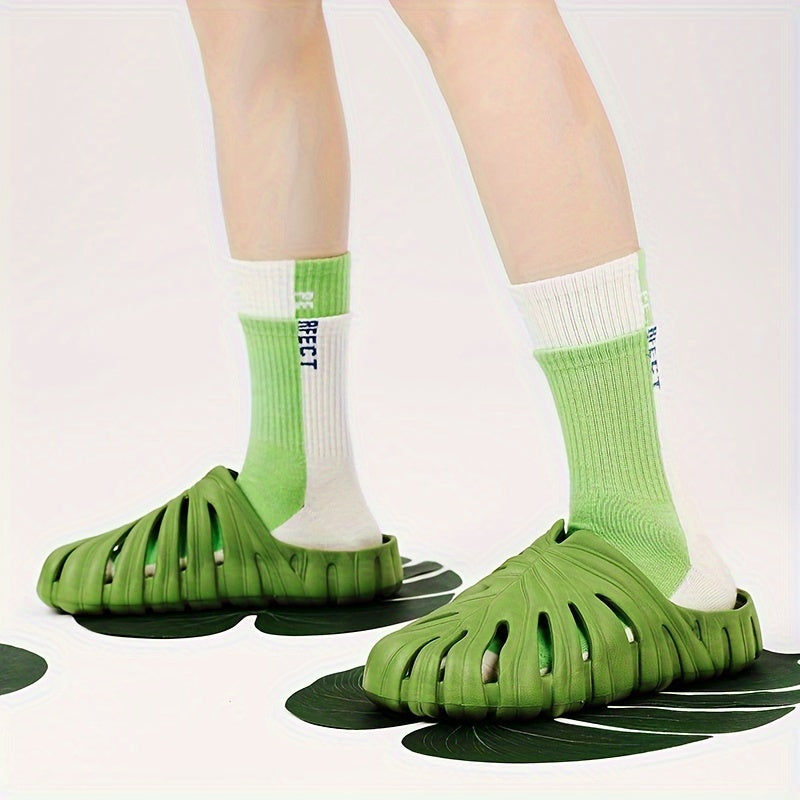 Ichki/tashqi foydalanish uchun qalin taglikka ega bambuk toshbaqa orqa dizayni bilan qulay EVA slaydlar.