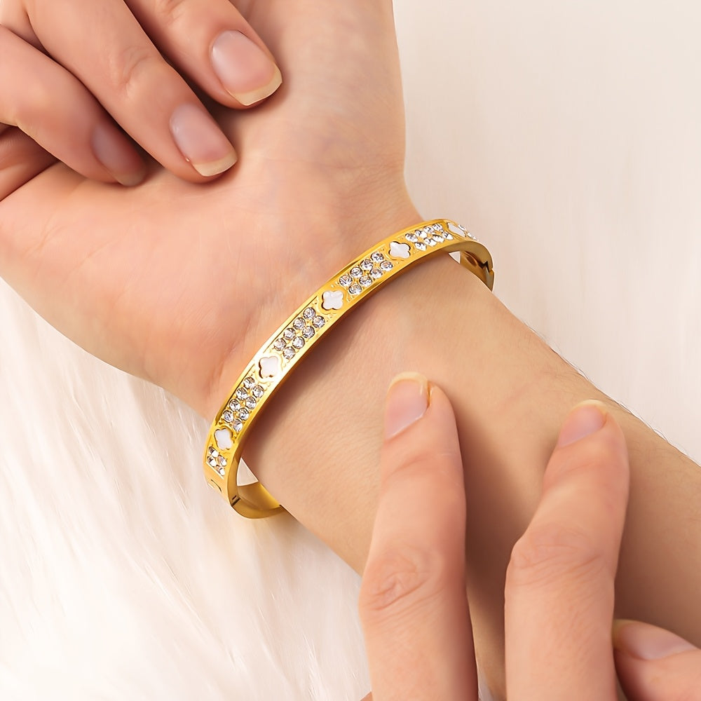 Zamonaviy zanglamas po'latdan yasalgan bangle bilaguzuk, porloq to'rt yaproqli qovoq dizayni bilan - oltin va kumush ranglarda mavjud, har kuni kiyish yoki o'ylangan sovg'a sifatida mukammal.