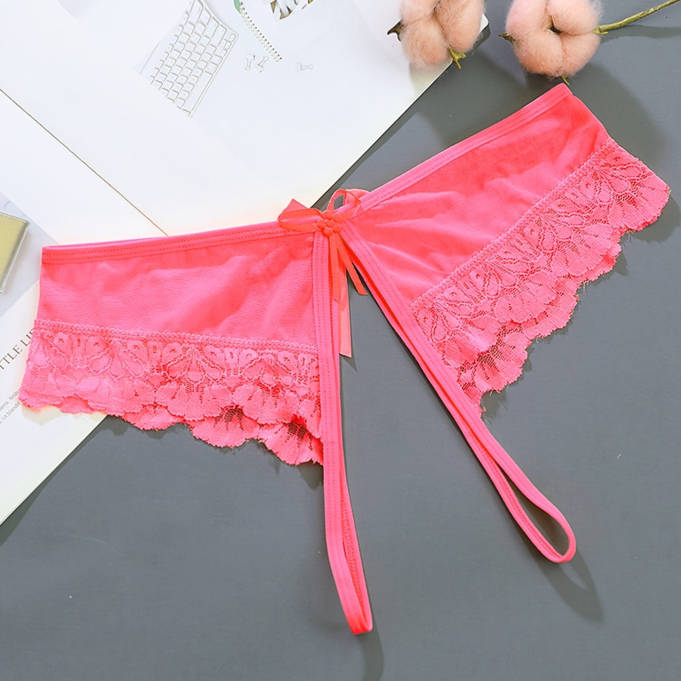 Shaffof dantel thong ichki kiyim, ochiq qorinli, past bel dizayni. 90% poliamid va 10% elastan to'qimachilik matosidan tayyorlangan, og'irligi 111 gsm.