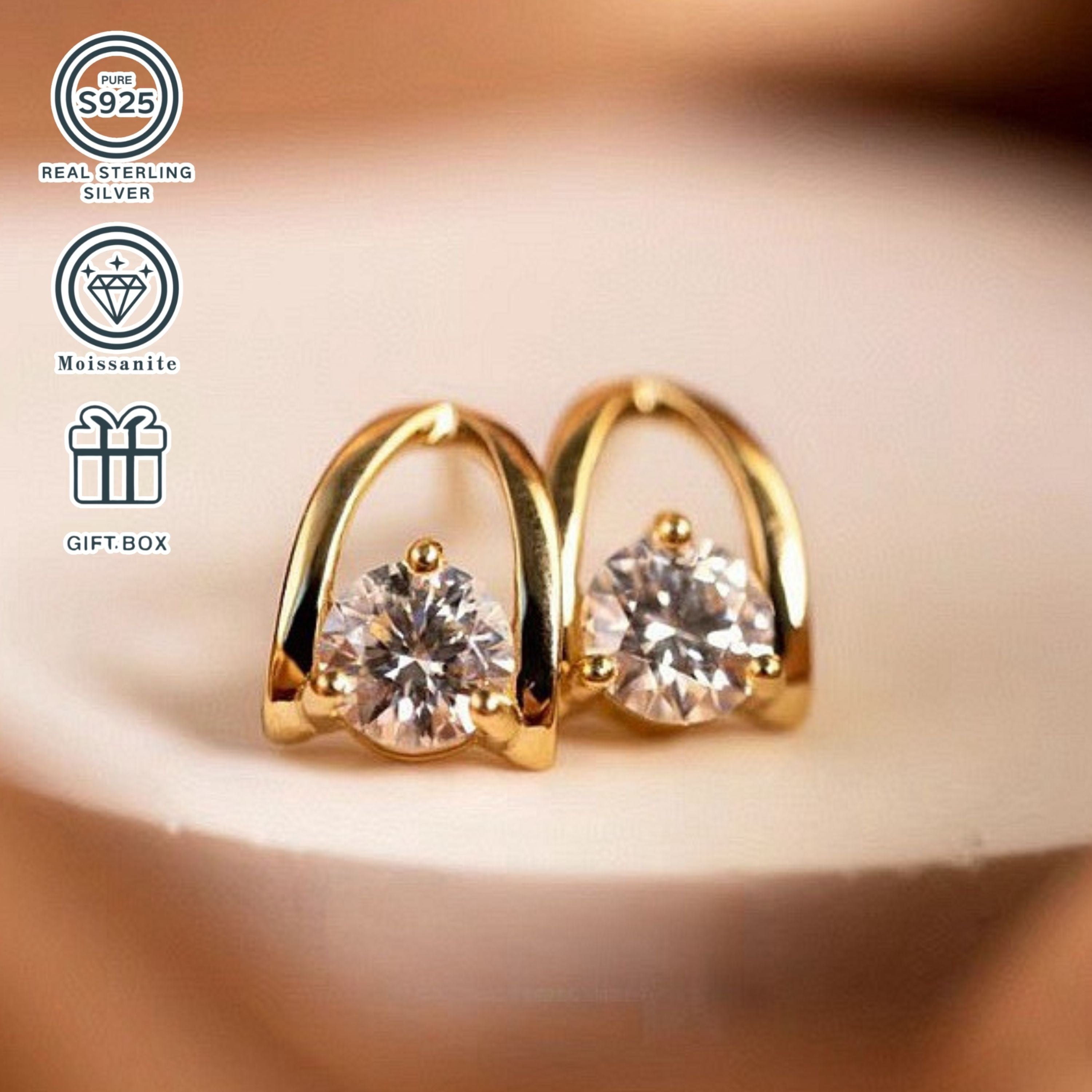 Ushbu 1ct*2 karat Moissanite marjonlari S925 sterling kumushga o'rnatilgan va 18K oltin bilan qoplangan. Marjonlarning umumiy og'irligi taxminan 2.5g, bu esa yuqori sifatli zargarlikni qadrlaydigan ayollar uchun mukammal yubiley sovg'asidir.