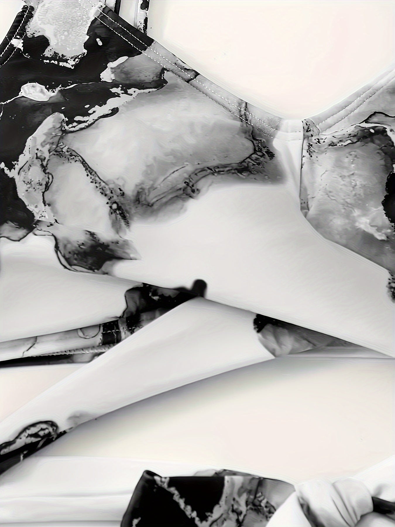 Купальник из 3-х предметов с мраморным принтом, включающий бикини с перекрестной завязкой на спине, многослойную юбку с рюшами и модную высокоэластичную ткань. Идеально подходит для женской пляжной одежды.