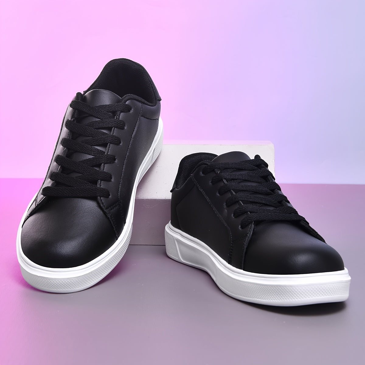 Ayollar uchun qora shoelace krossovkalar, ochiq havoda faoliyatlar uchun ko'p funksiyali va qulay.