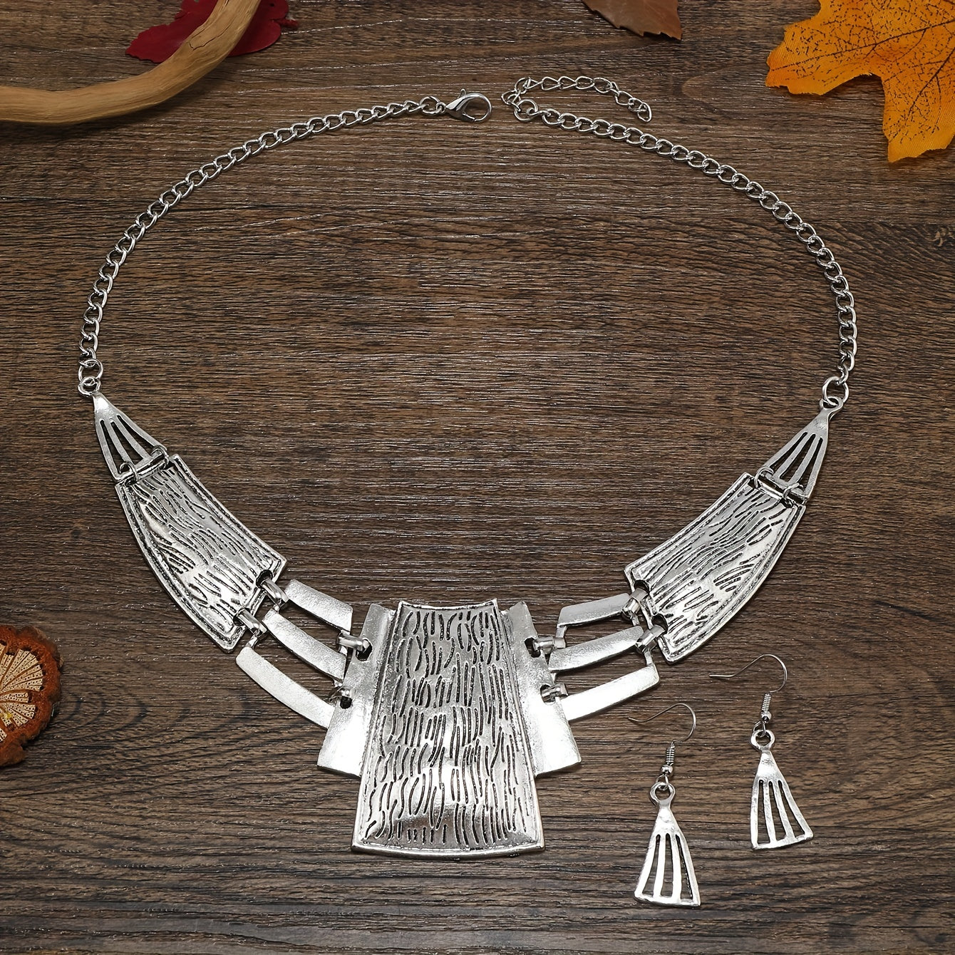 Винтажный комплект украшений включает 3 пары серег и ожерелье, выполненные в геометрическом дизайне в серебристых или золотых тонах. Выберите тот, который соответствует вашему стилю, и сделайте потрясающее заявление с этими аксессуарами для вечеринки.