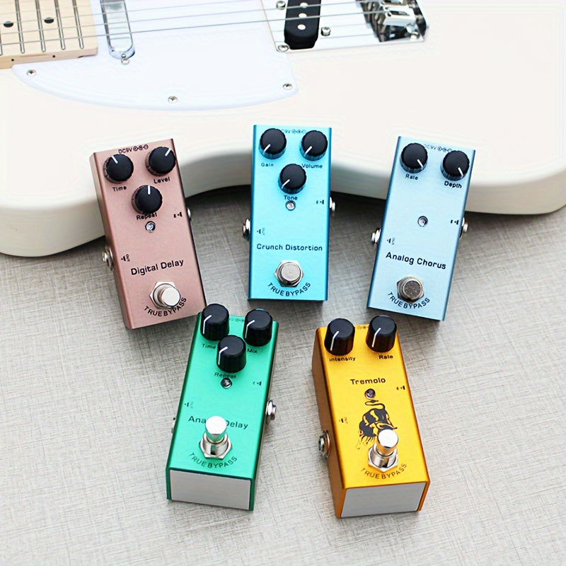 Pedal de efectos de guitarra de metal rojo con distorsión, overdrive, retardo, trémolo y chorus