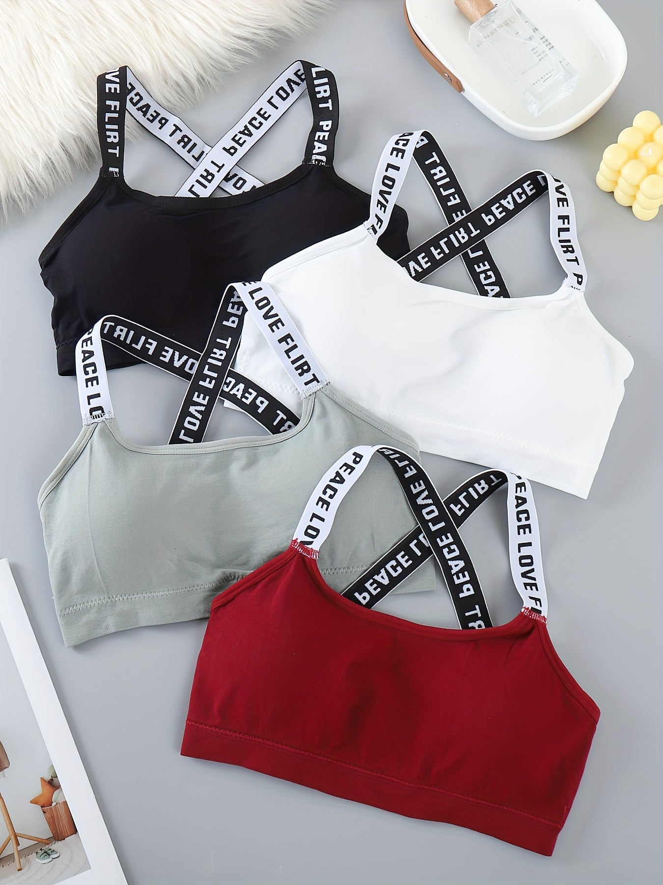 4 harfli sport brasslar, tasmalari bilan, dumaloq bo'yinli, yengsiz dizayn, qulay va nafas oladigan faoliyat kiyimlari. Ayollar uchun ichki kiyimlar va ko'p to'plamli zarbaga chidamli sport brasslar, yugurish va yoga uchun, to'ldirilgan.