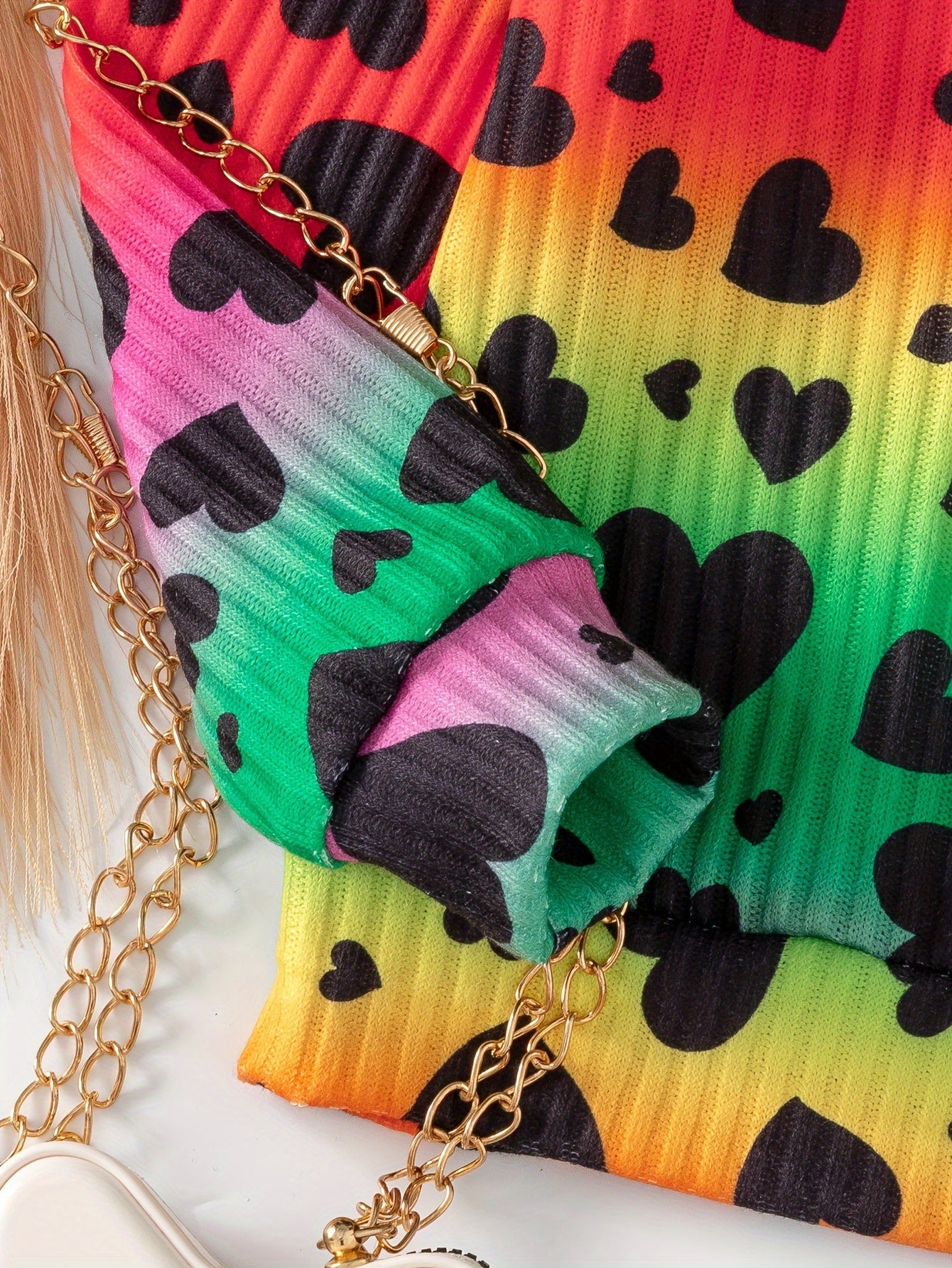 Qizlar uchun yoqimli to'plam, yurak naqshli yuqori va denim shimlarni o'z ichiga oladi, mashinada yuvish mumkin, ochiq havoda kiyish uchun ideal.