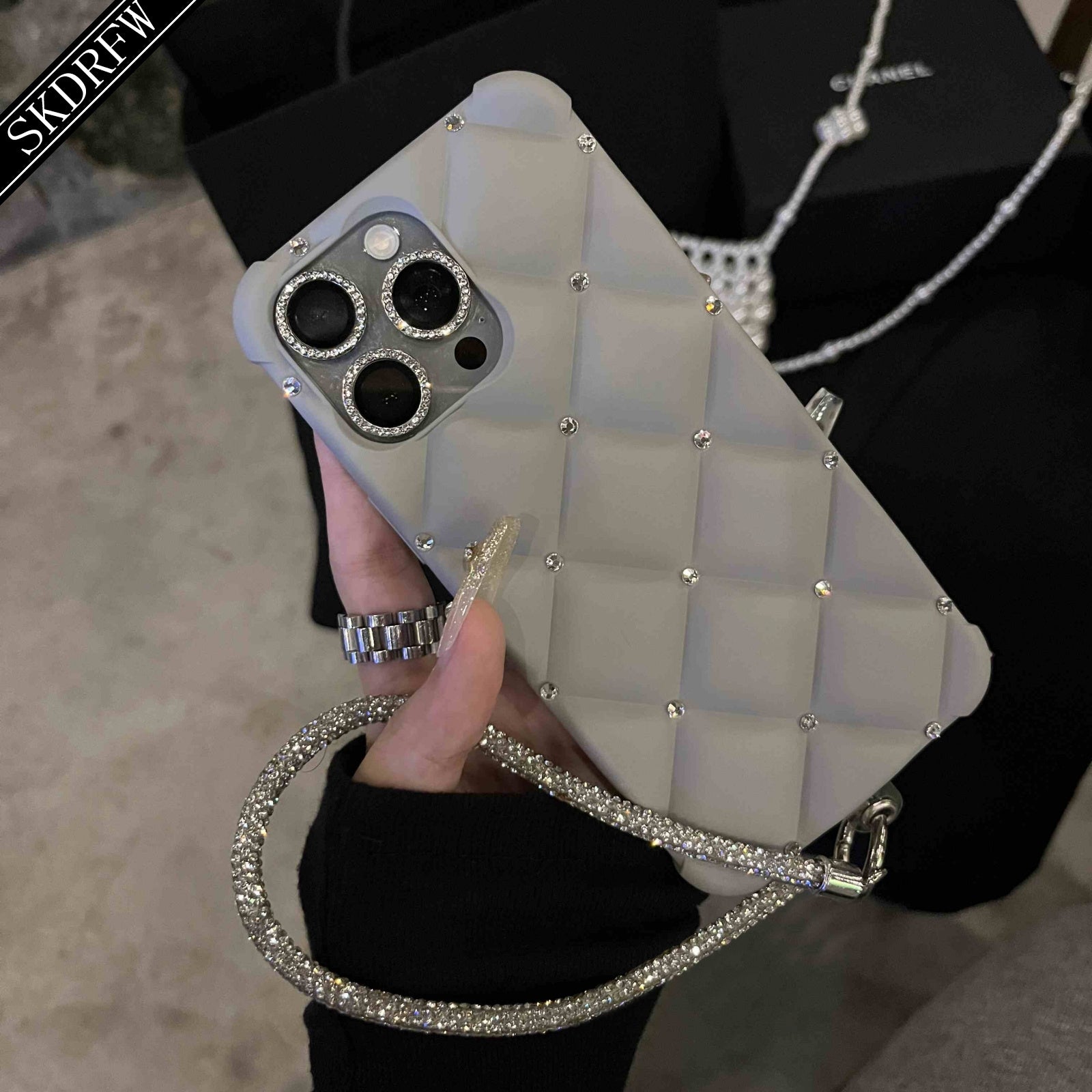 Новый модный чехол для телефона в стиле кожи для женщин с высококачественными деталями из страз, подходит для Apple iPhones. Оснащен полным браслетом из страз и дизайном с защитой от падений в четырех углах. Идеально подходит в качестве