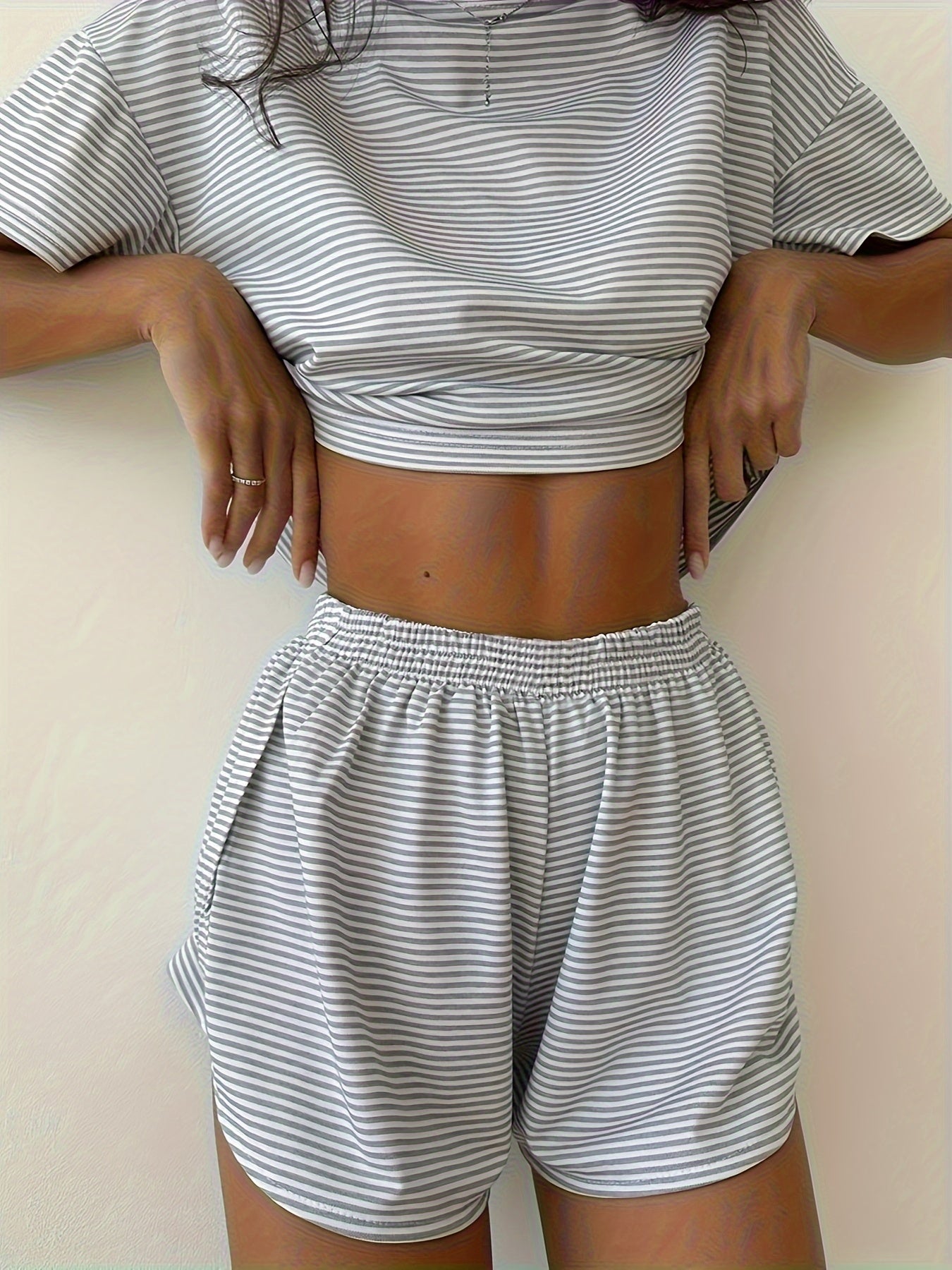 Conjunto de pijama casual para mujer con top de punto a rayas y pantalones cortos, ropa de dormir para todas las estaciones