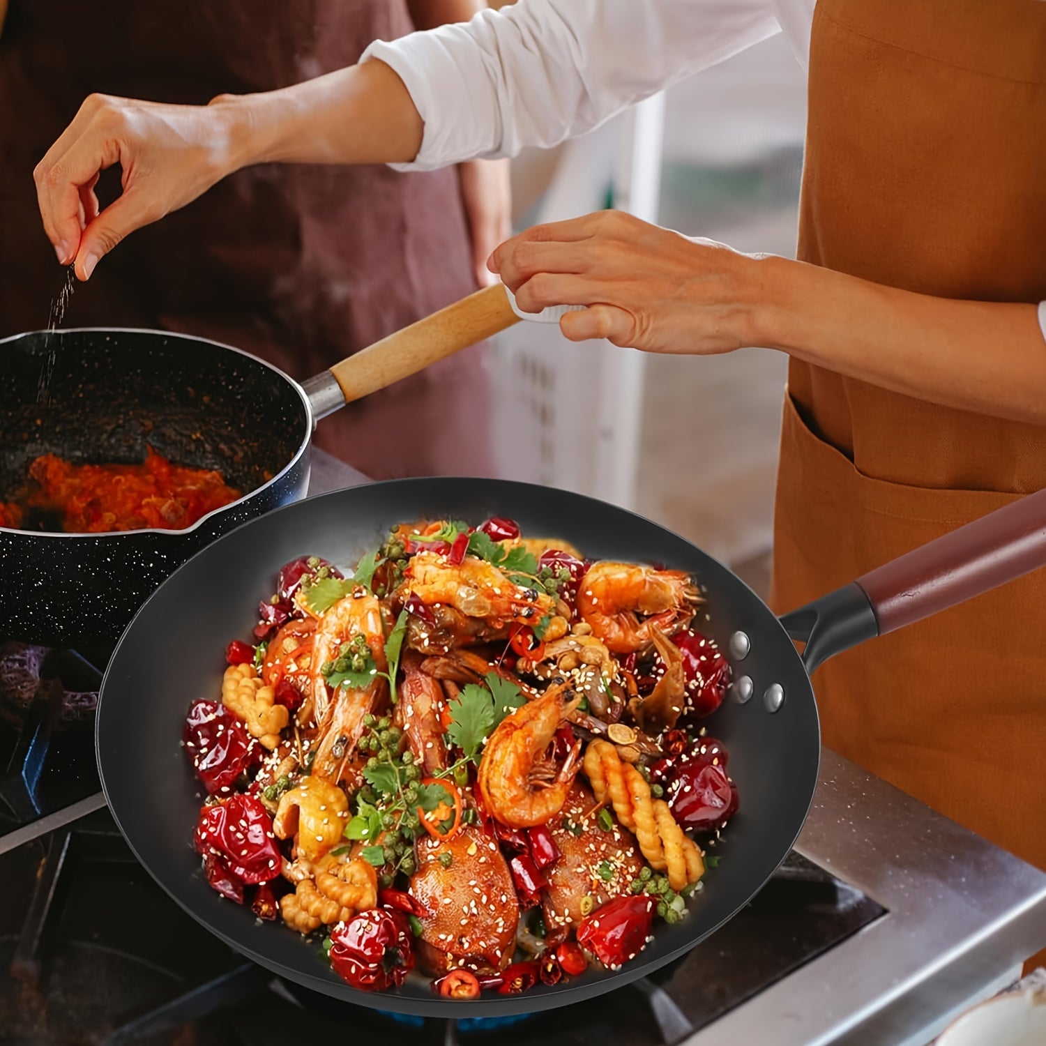 Антипригарная железная сковорода с ржавчиностойким круглым дном и деревянной ручкой - идеально подходит для домашнего и ресторанного использования - дизайн без ушек для легкого обращения - изготовлена из прочной литой стали - идеально подходит для жарки