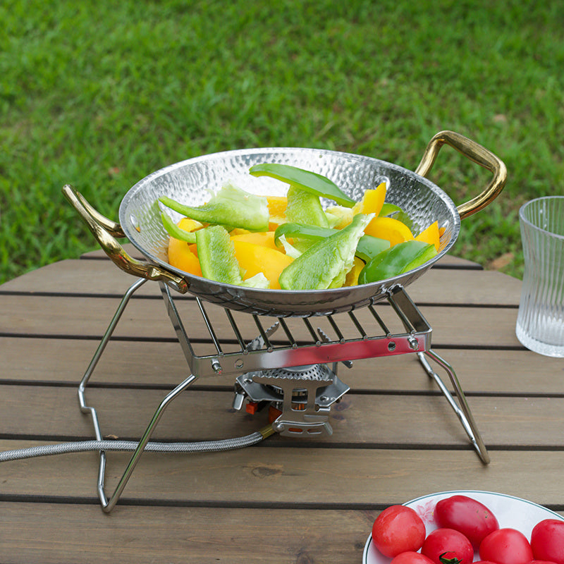 Tashqarida pishirish va BBQ uchun barqarorlashtiruvchi oyoqlarga ega kompakt zanglamaydigan po'latdan yasalgan sayohat grill.