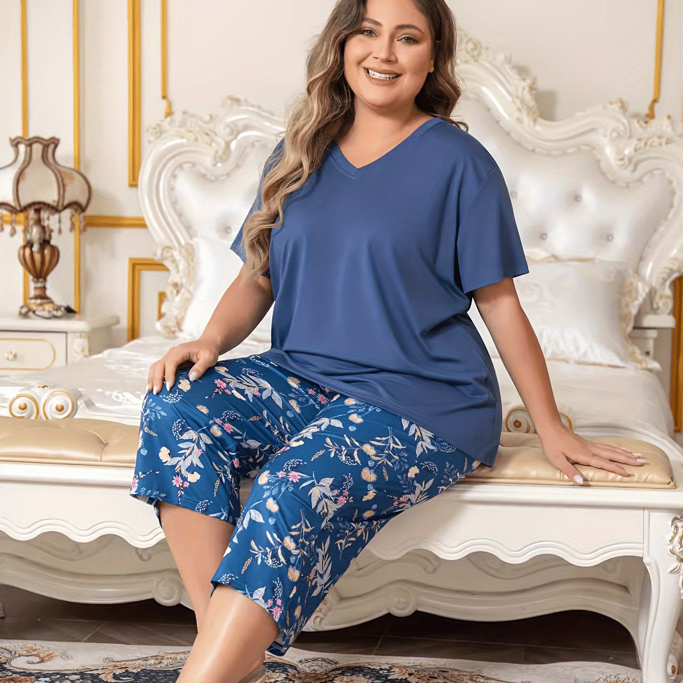 Ayollar uchun yozgi pijama to'plami tasodifiy gullar printi bilan qisqa yengli yuqori va 95% polyester va 5% elastan dan tayyorlangan qisqa shimlardan iborat bo'lib, uyda qulaylik uchun ozgina cho'ziladigan to'qima bilan ta'minlangan.