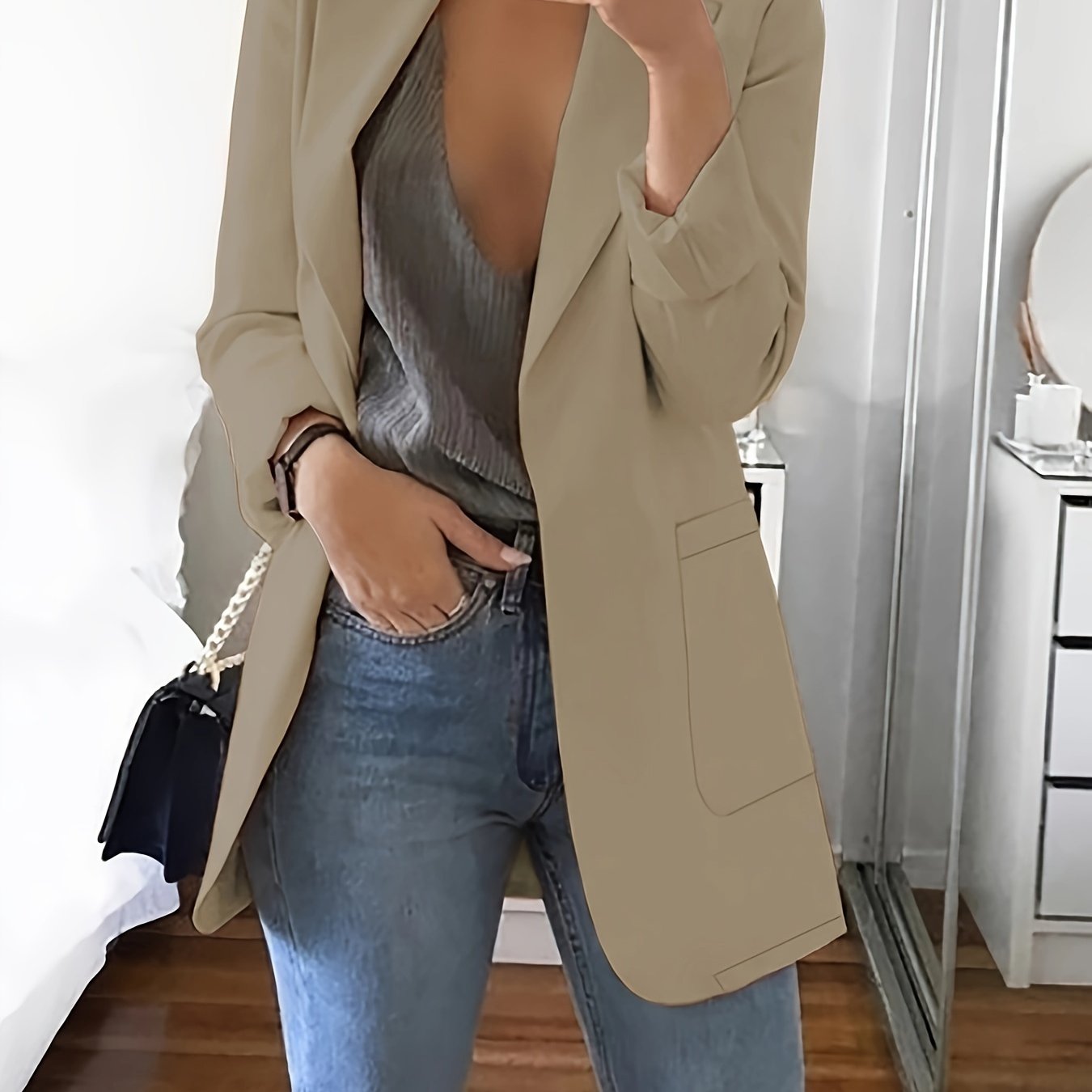 Ayollar uchun bir rangli polyester blazer, uzun yengli, tugmasiz va cho'ntakli. Bahor, yoz yoki kuzda ofis yoki norasmiy kiyim uchun mos.