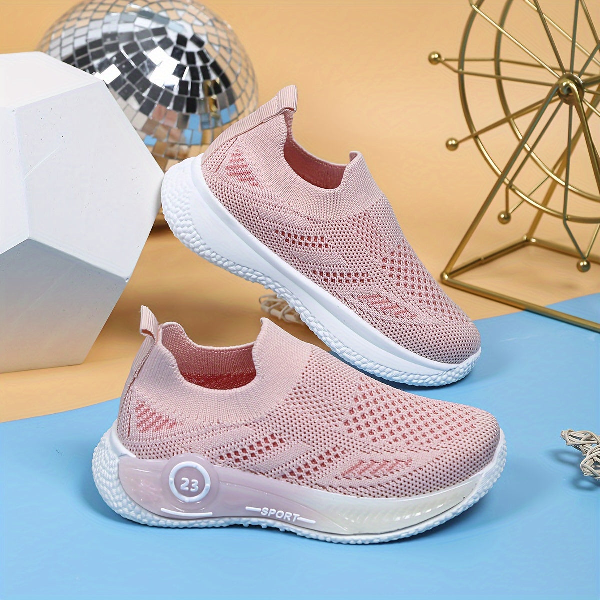 Bolalar uchun kundalik kiyish uchun mo'ljallangan mesh slip-on sport poyabzallari.