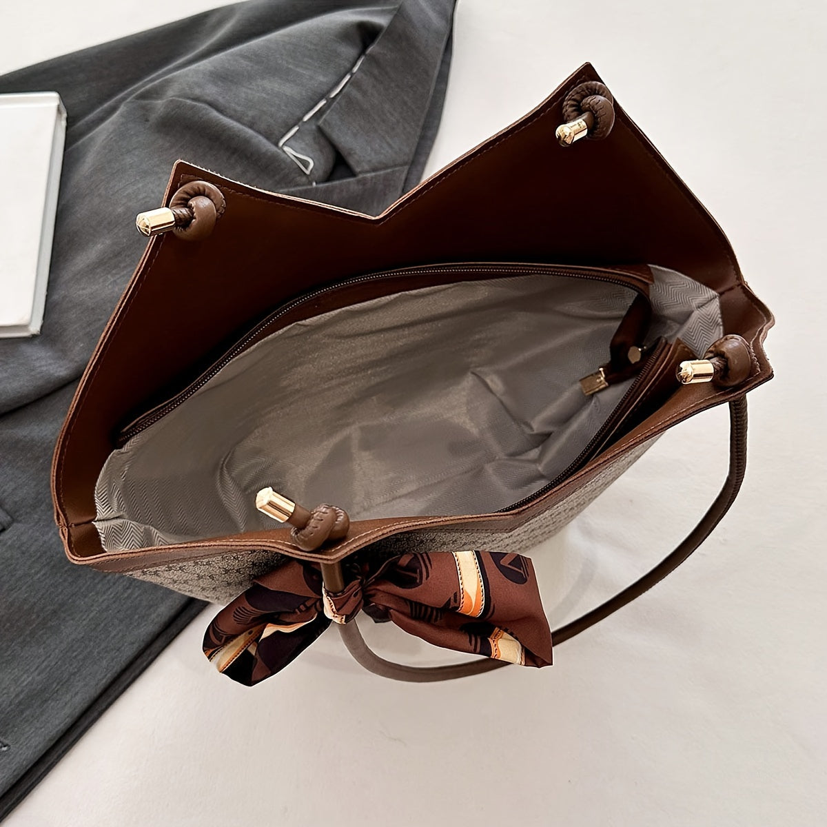 Ayollar uchun sharf bezakli va nafis dizaynga ega bo'lgan klassik nişli naqshli sumka.