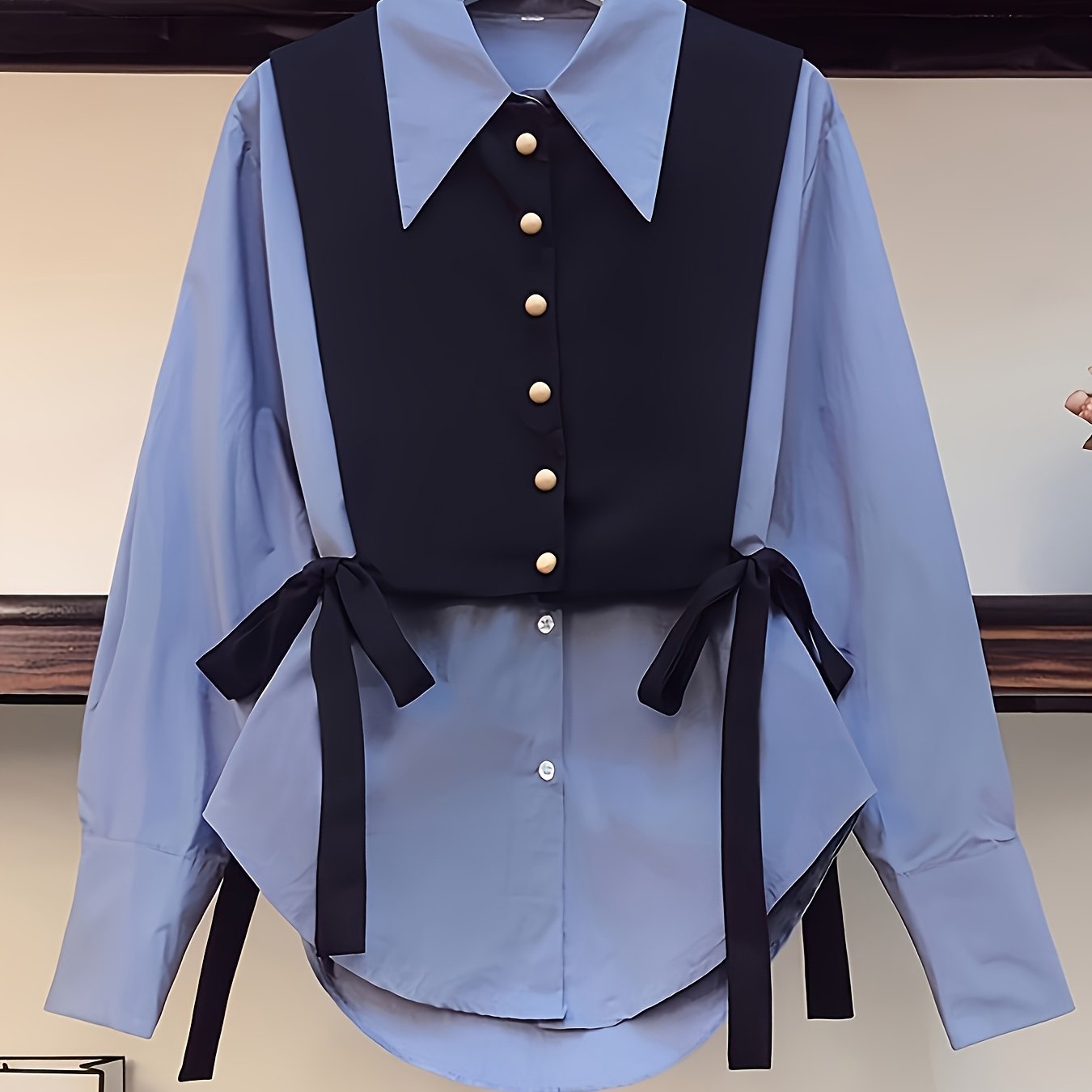 Комплект из полиэстеровой рубашки с воротником и топа без рукавов для женщин, с сезонной завязкой.