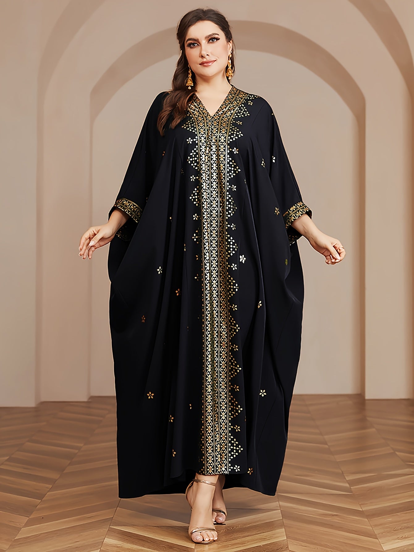 Plus o'lcham polyester V-shakli kaftan, tassellar va batwing qo'llari bilan