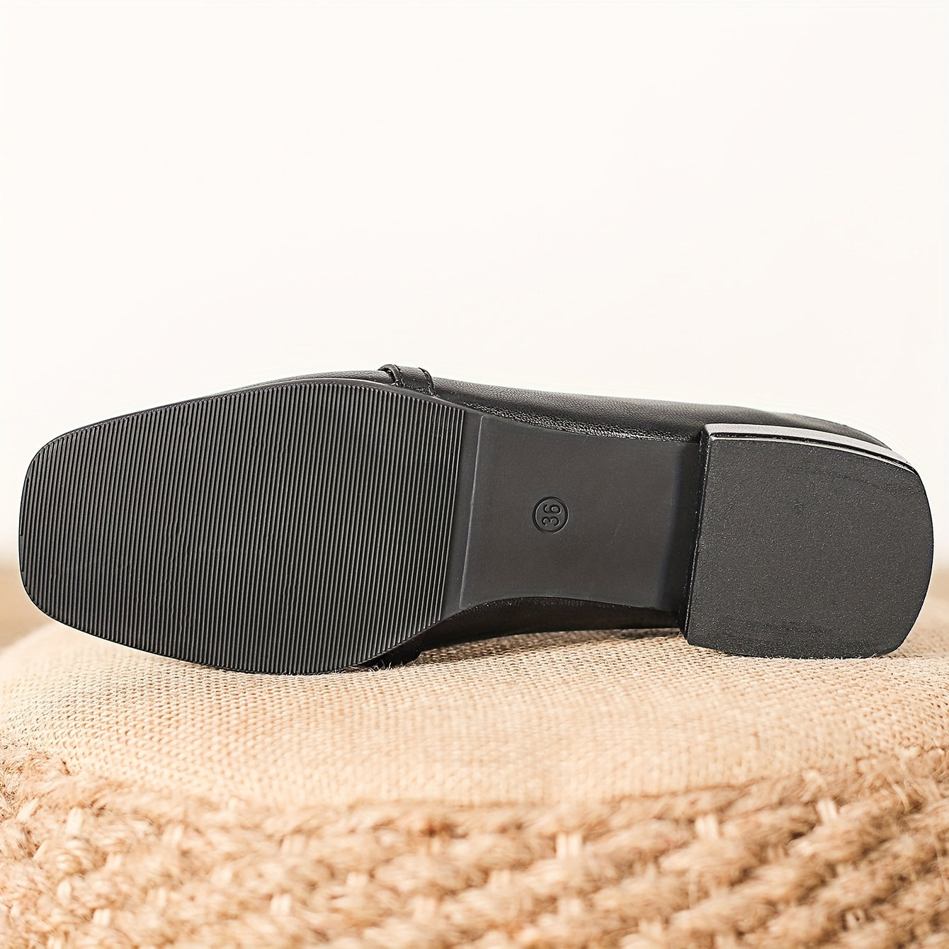 Элегантные ретро черные лоферы с золотистой пряжкой, массивным каблуком и квадратным носком. Универсальная повседневная обувь для всех сезонов, не подлежит стирке.