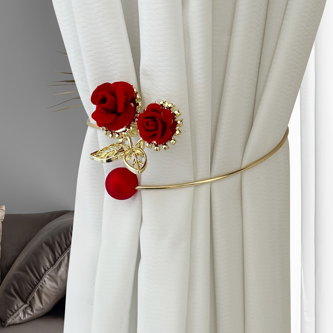 Флоральный держатель для штор в гламурном стиле на 1 шт. - С дизайном из красной розы и жемчуга, выполненный из сплавного металла - Не требует сверления, идеален для декора окон, подчеркивающий аксессуар для штор.