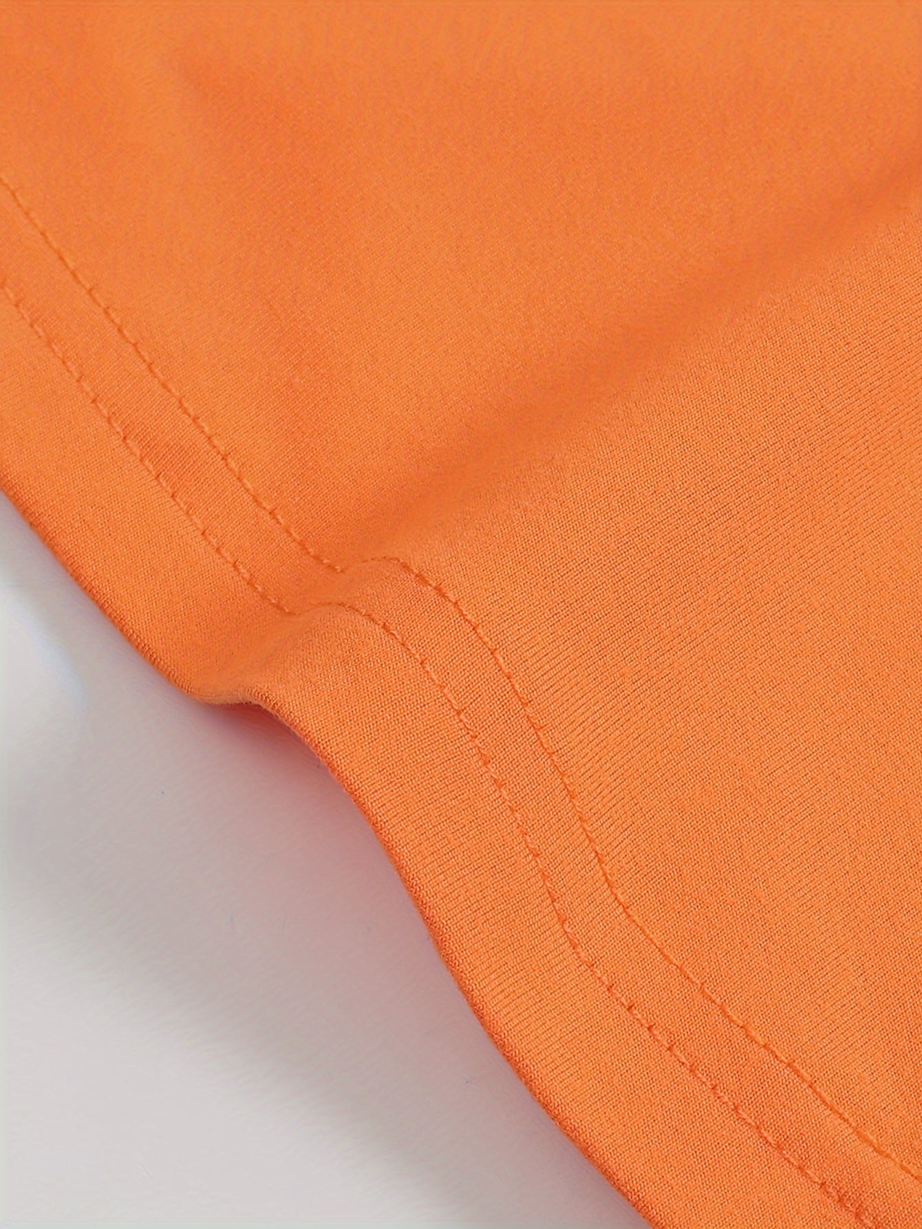 MBDMBD Erkaklar uchun Zamonaviy Harf Bosma T-Shirt, Oq rangda "FOCUS" Dizayni bilan. 180g/㎡ Polyester Aralashmasidan tayyorlangan.