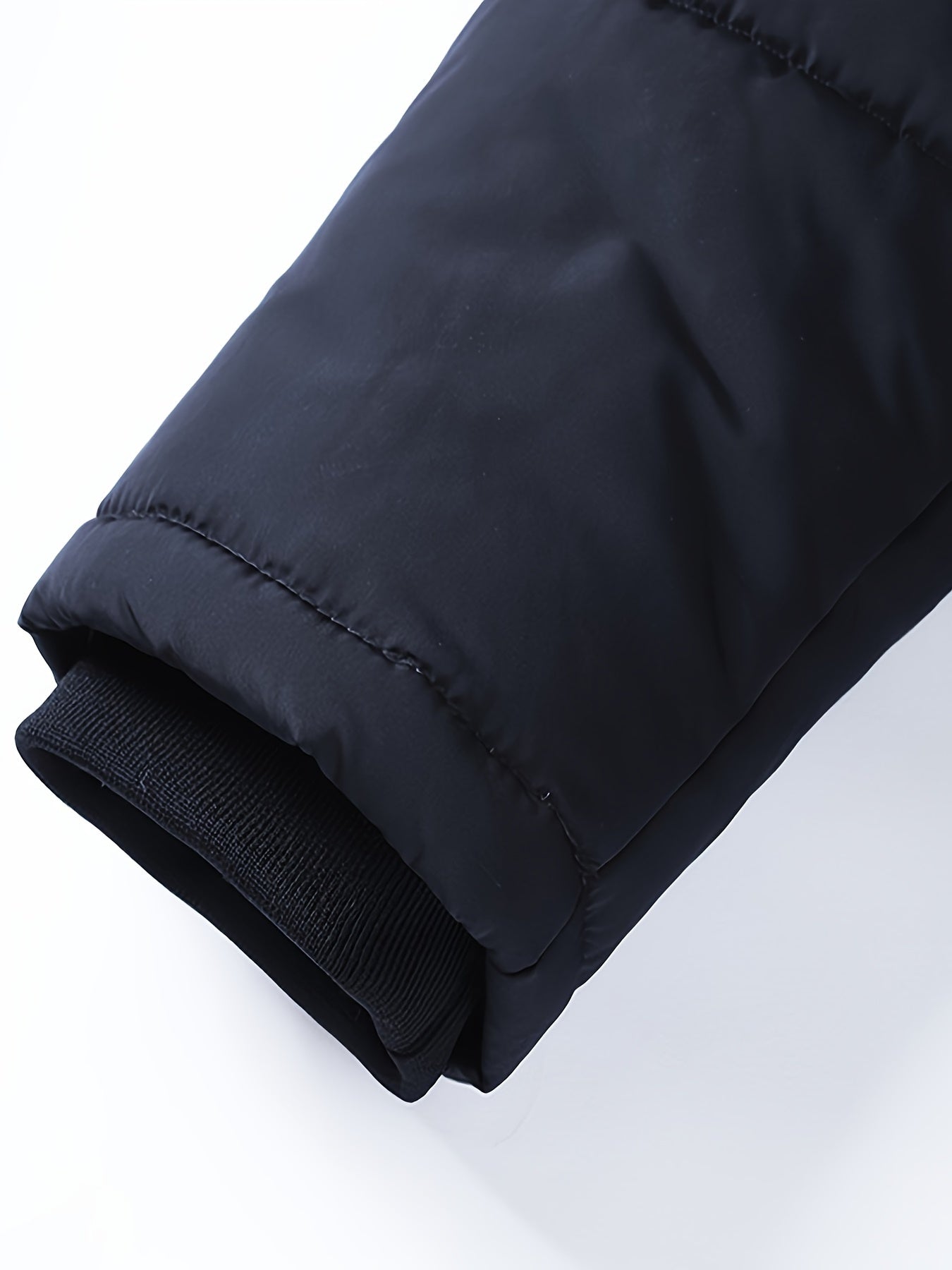 Erkaklar uchun qishki kurtka, ajratiladigan kapuchon, mo'ynali trim, fleece bilan qoplangan, to'ldirilgan, fermuarlı cho'ntaklar va sovuq ob-havodan himoya qilish uchun sozlanadigan tortish simlari.