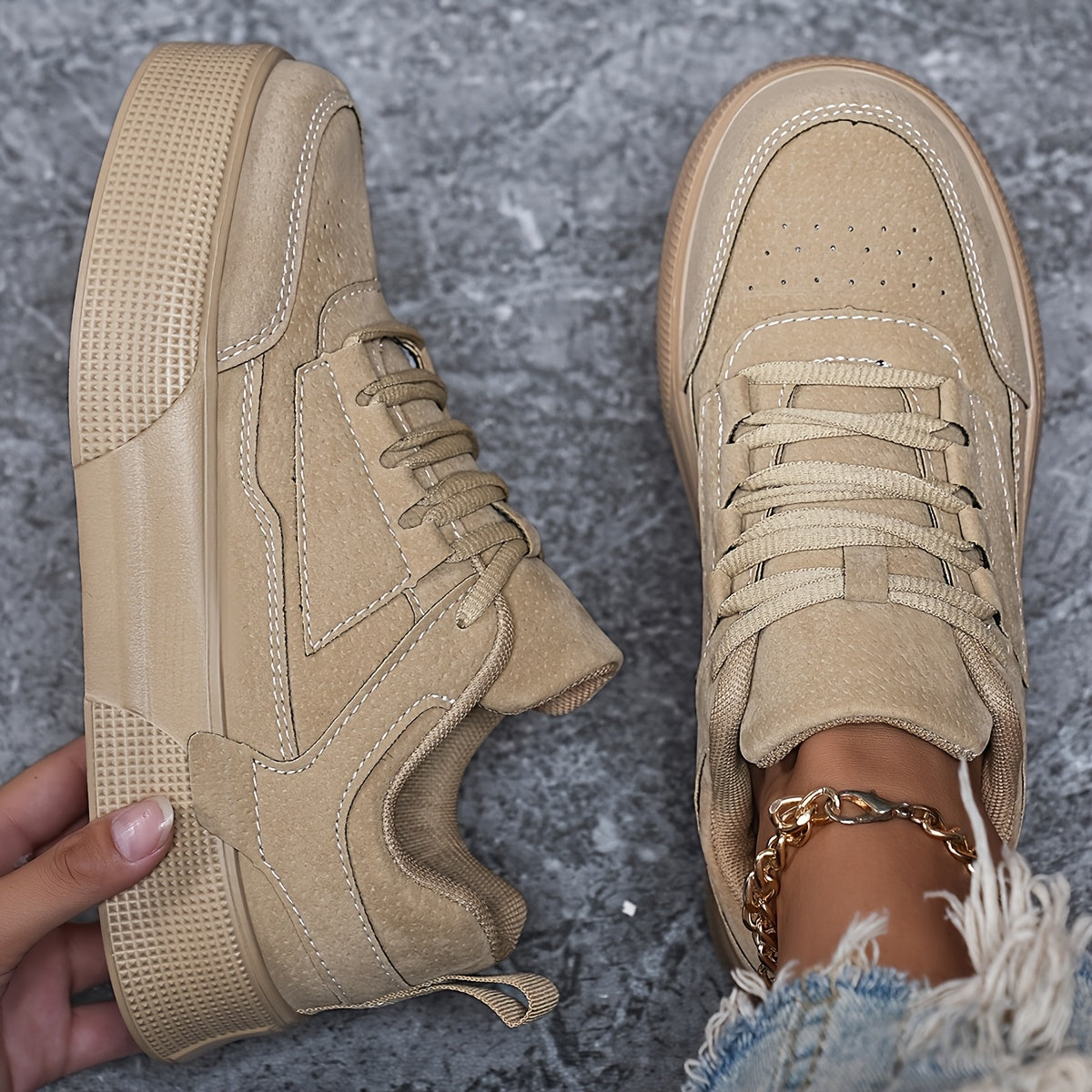 Ayollar uchun klassik bog'ichli pastki skateboard krossovkalari, bir xil rangli blok dizayni va balandlikni oshirish xususiyati bilan. PU yuqori qismi, mato ichki qismi va EVA tagligi bilan barcha mavsumlarda qulaylik uchun ishlab chiqarilgan.