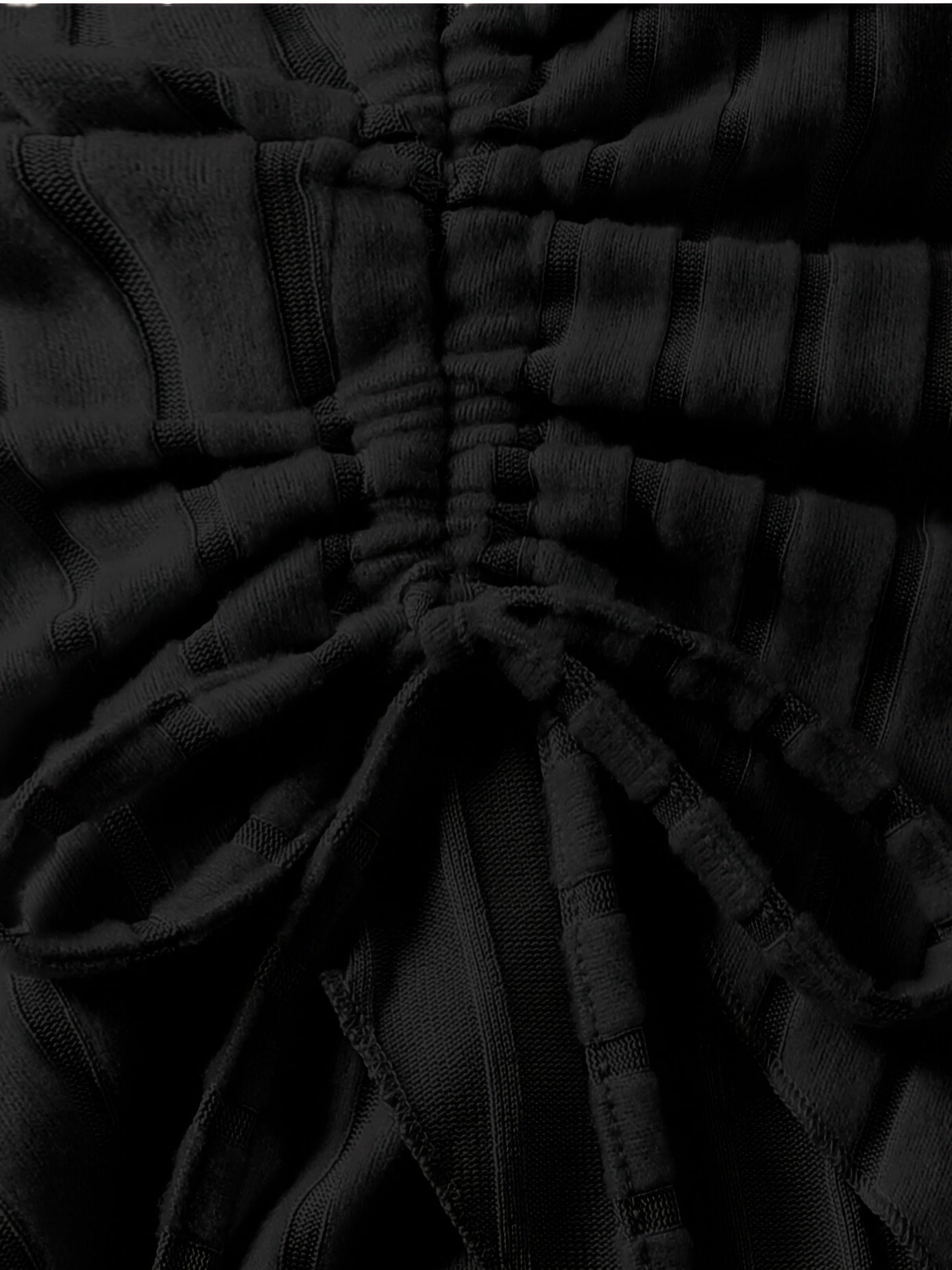 Camiseta de mujer con hombro descubierto, dobladillo asimétrico y mangas acampanadas de punto de poliéster de estiramiento medio