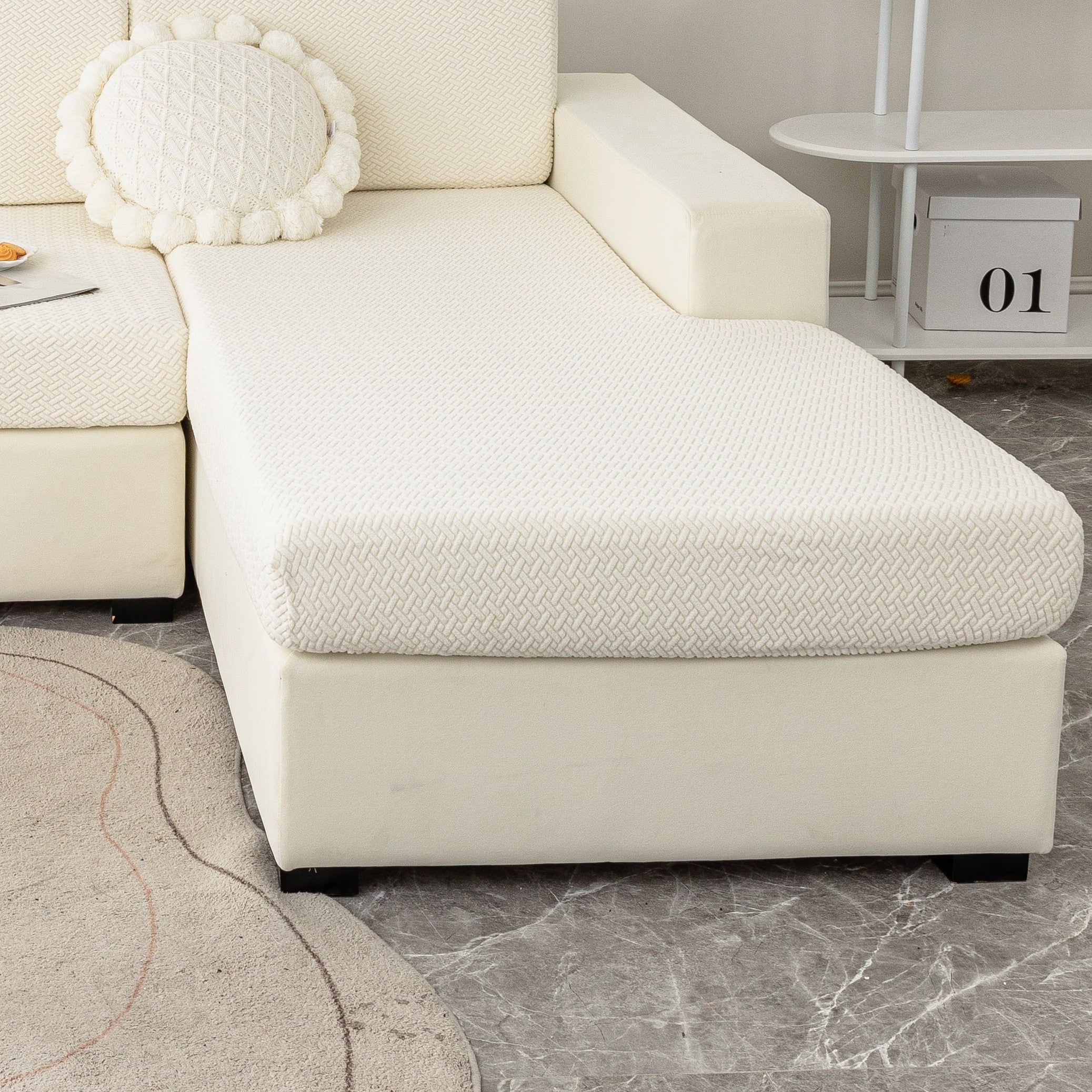 Современный серый чехол для подушки дивана с эластичной посадкой и мягкой текстурированной тканью. Машинная стирка для повышения комфорта в гостиной.