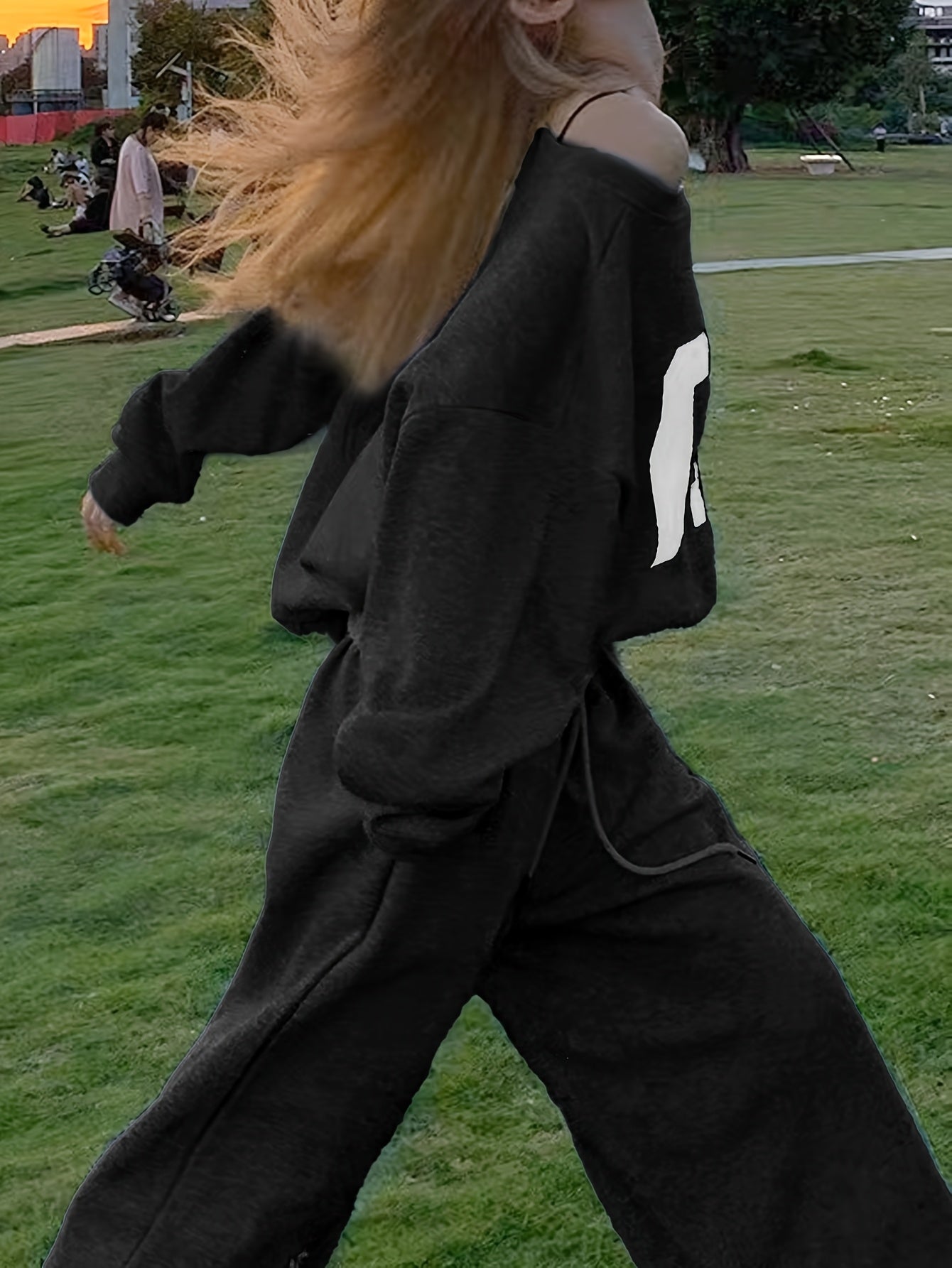 Conjunto de top y pantalones jogger de manga larga con letras y cuello asimétrico para mujer