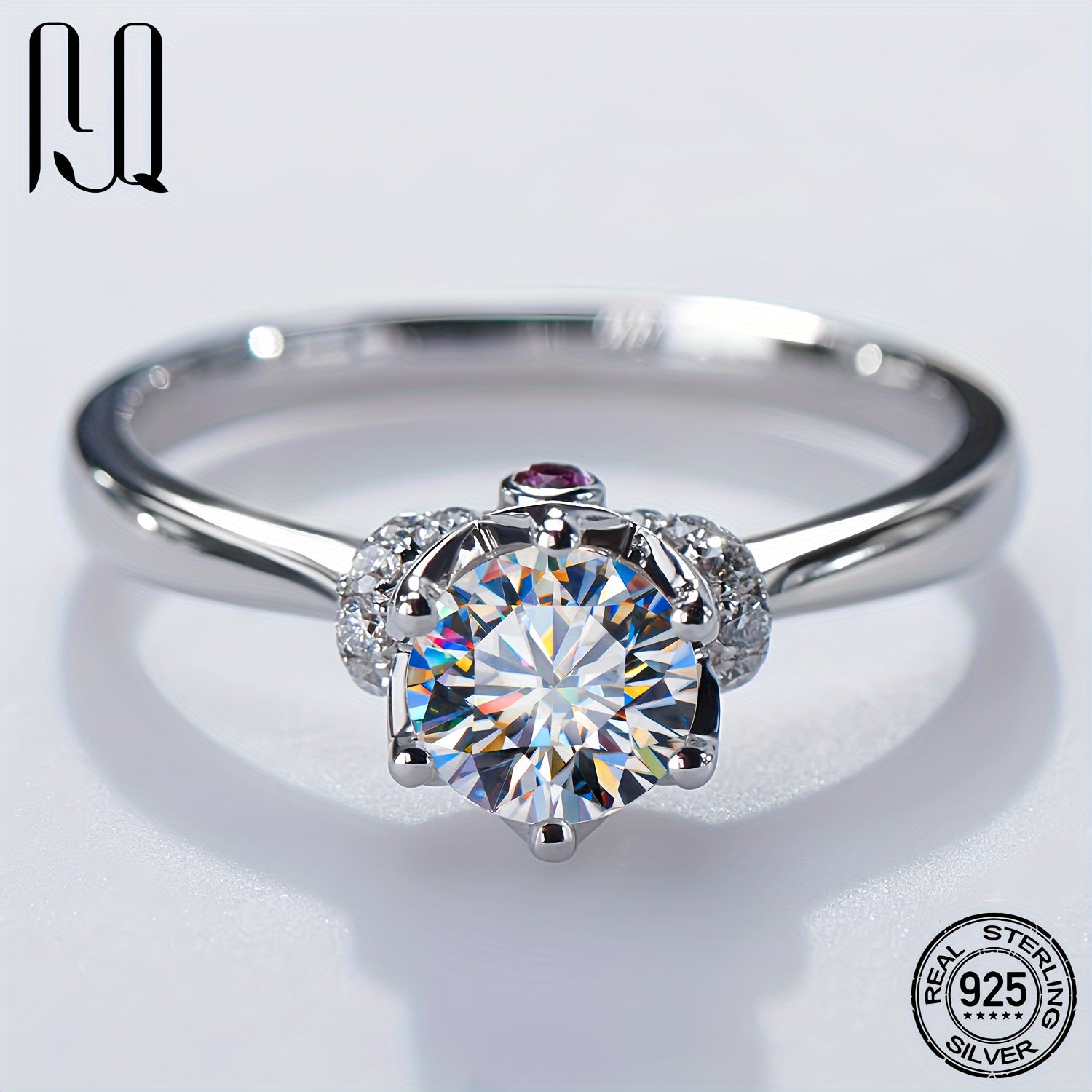 1 karatli Moissanite uzukning bir dona, gippoallergen 925 Sterling Silver bilan tayyorlangan, to'y va nikoh yillik bayramlari, shuningdek, kundalik kiyim, ta'til, banketlar va rasmiy tadbirlar uchun ideal.