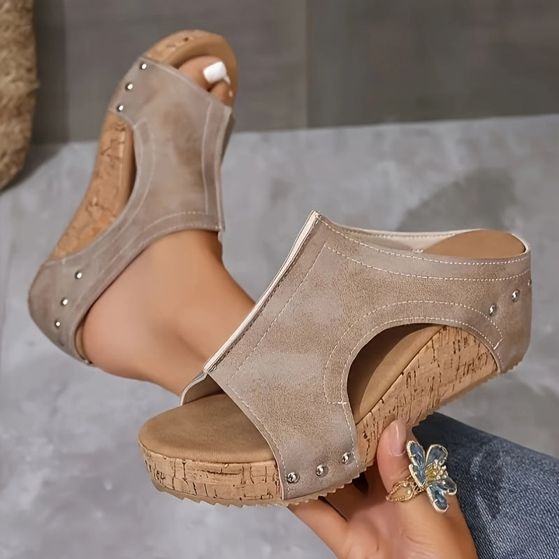 Ayollar uchun faux charmli slayd sandalilar, studli detall va qiyalik taglik bilan