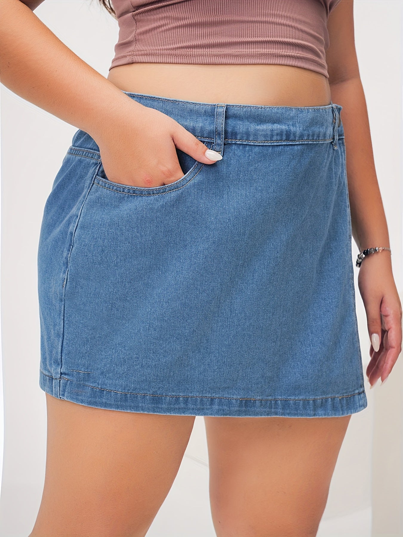 Ayollar uchun yuvilgan ko‘k asimmetrik 2-in-1 denim skort, katta o‘lcham